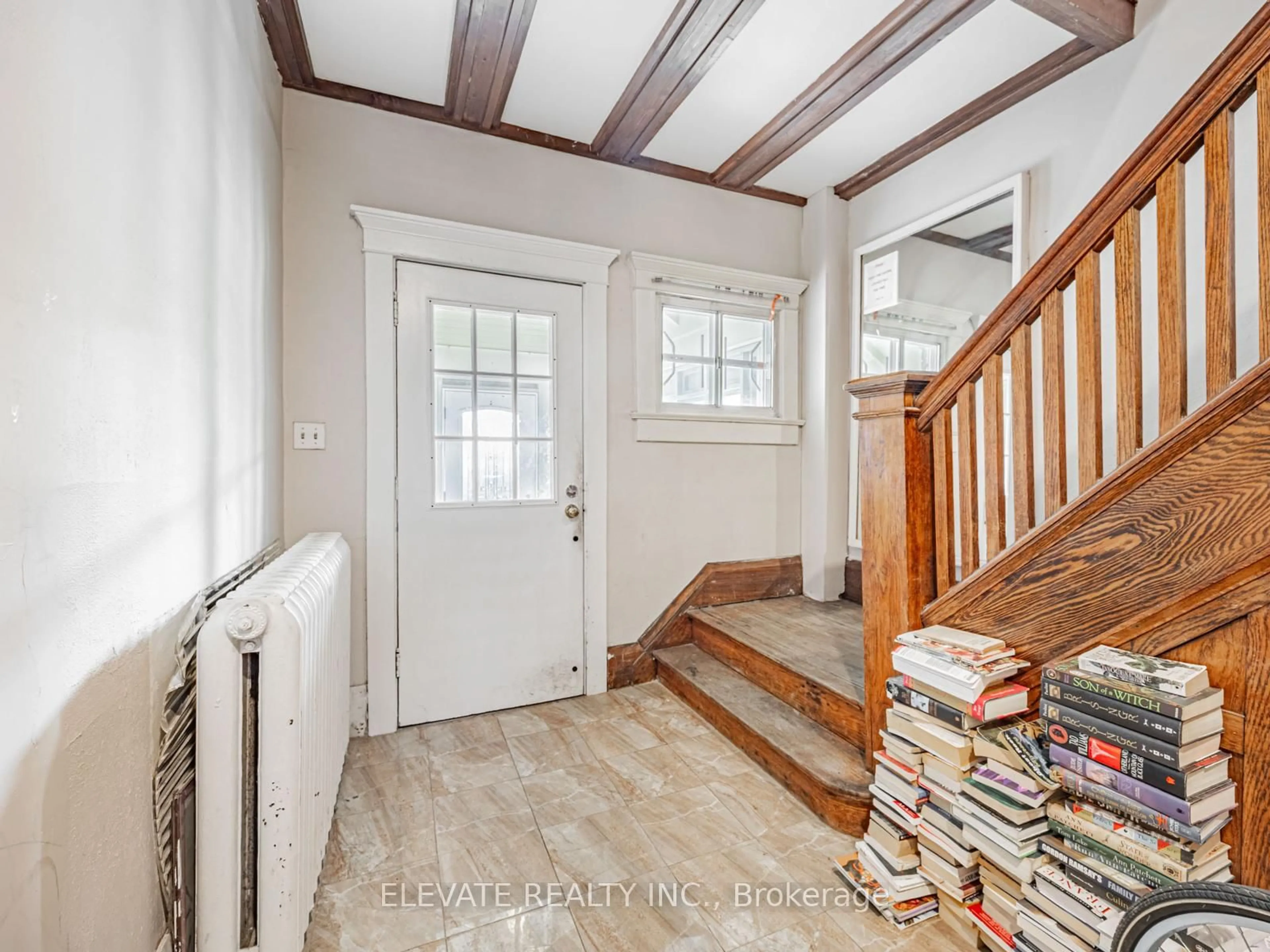 Indoor entryway for 1798 Dufferin St, Toronto Ontario M6E 3P4
