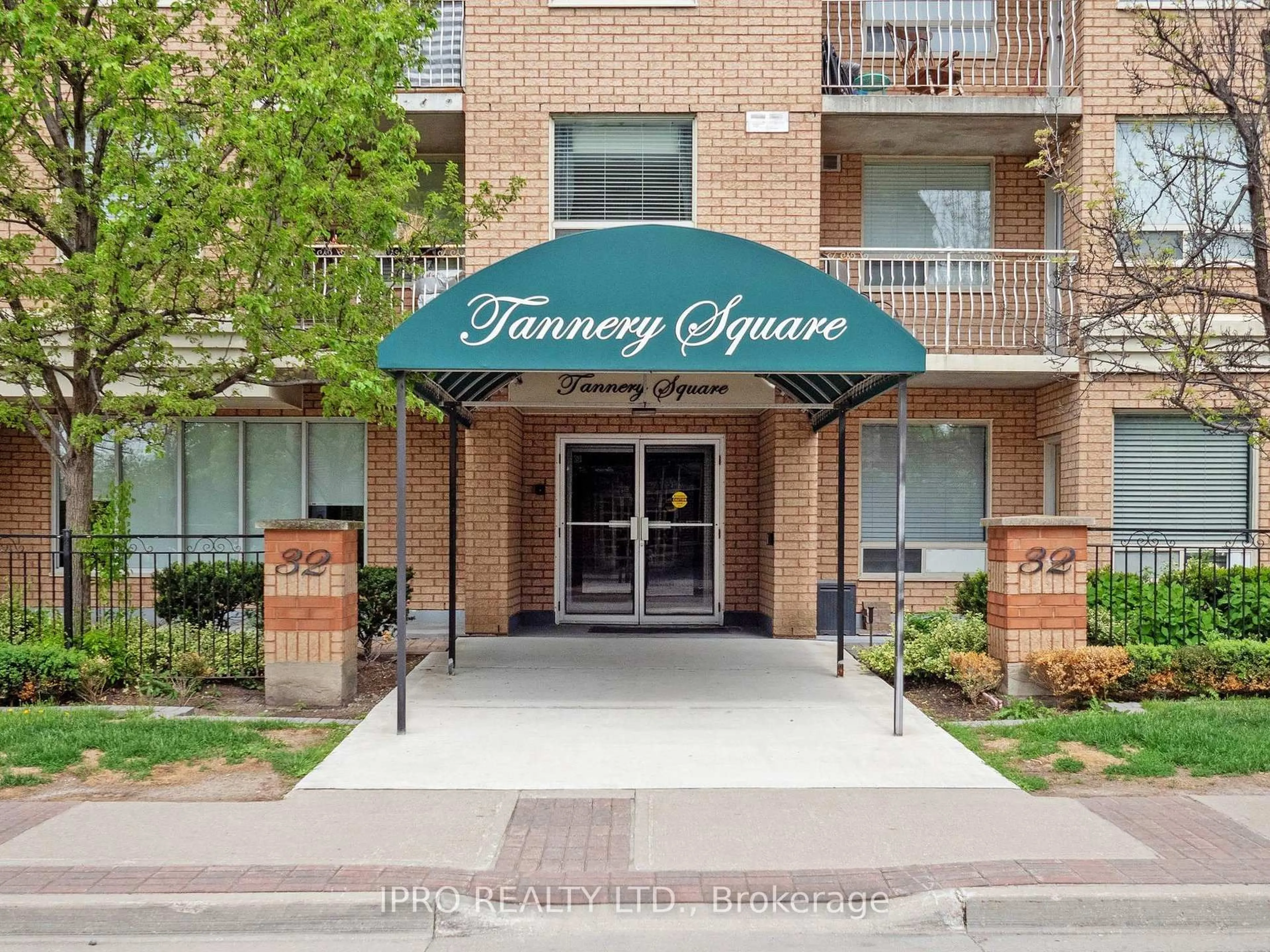 Indoor entryway for 32 Tannery St #502, Mississauga Ontario L5M 6T6