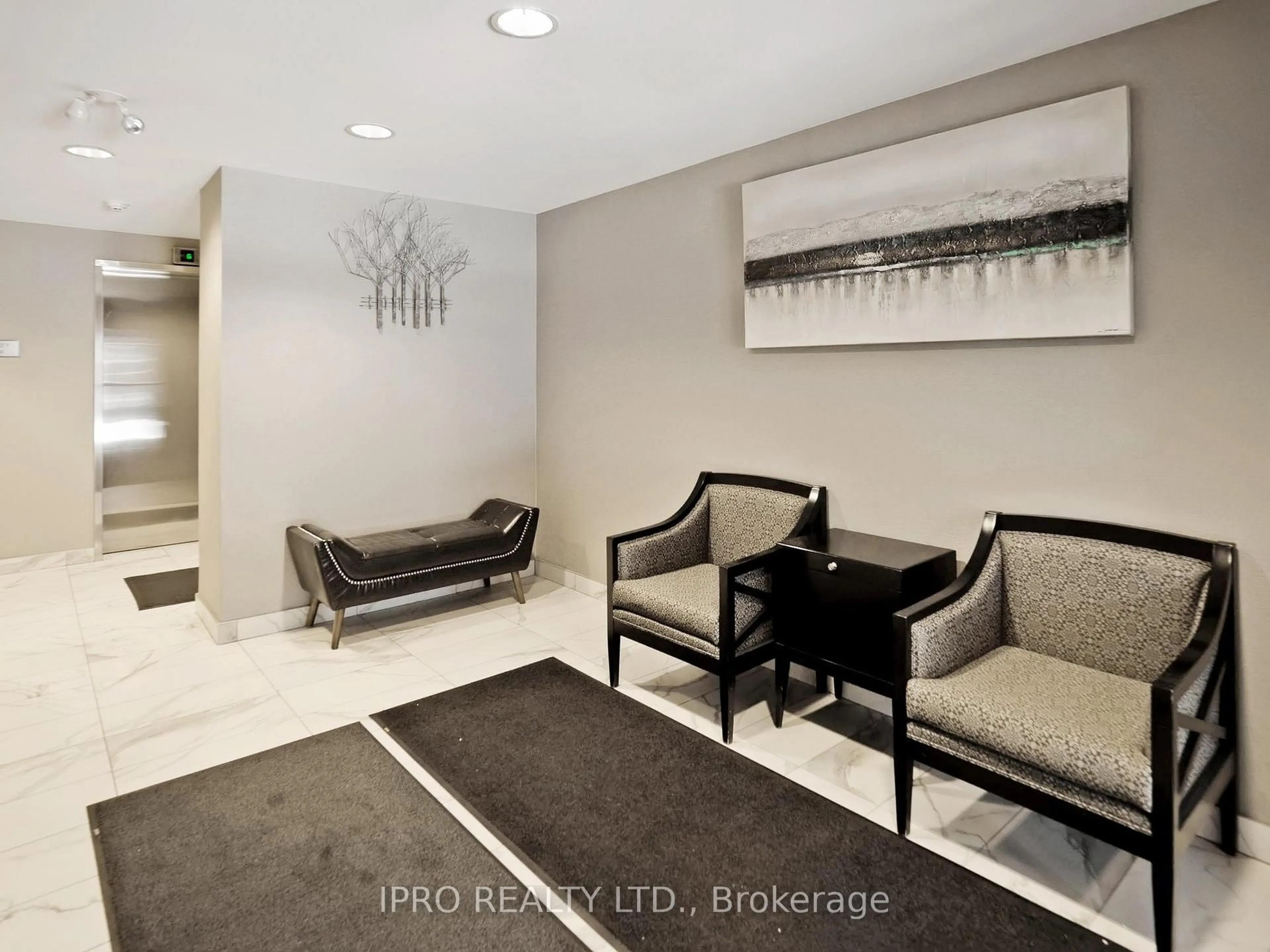 Indoor foyer for 32 Tannery St #502, Mississauga Ontario L5M 6T6