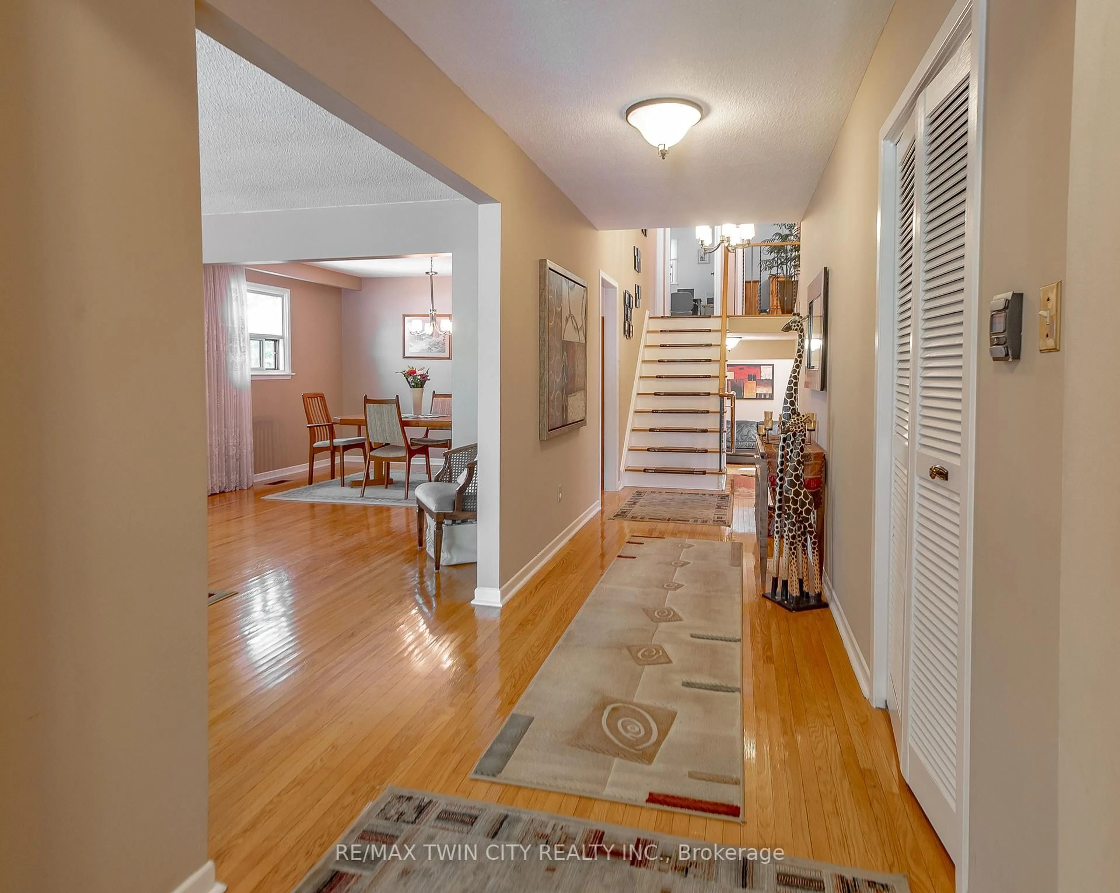 Indoor foyer for 20 Manorcrest St, Brampton Ontario L6S 2X1