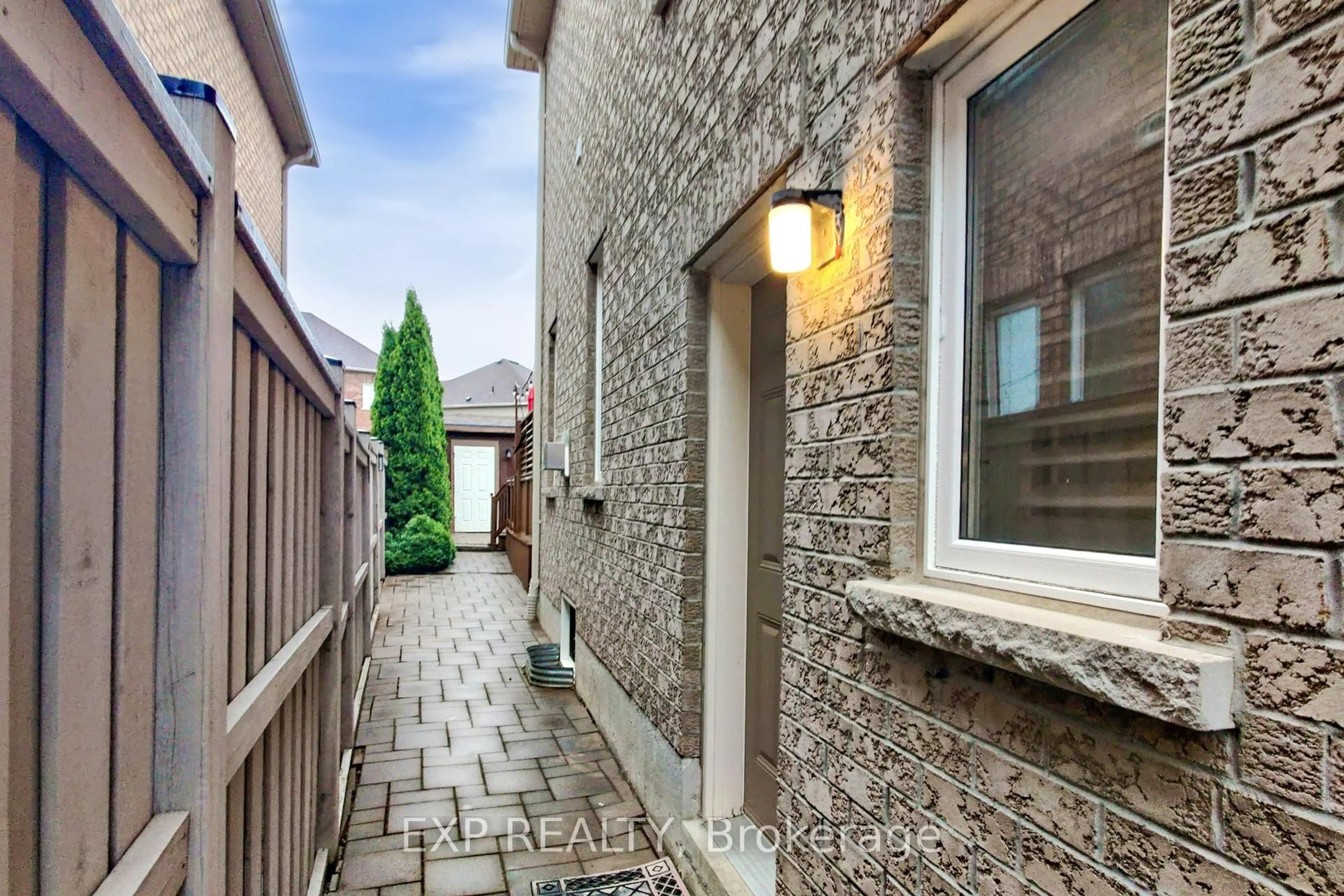 Patio, street for 94 Pannahill Dr, Brampton Ontario L6P 3B3