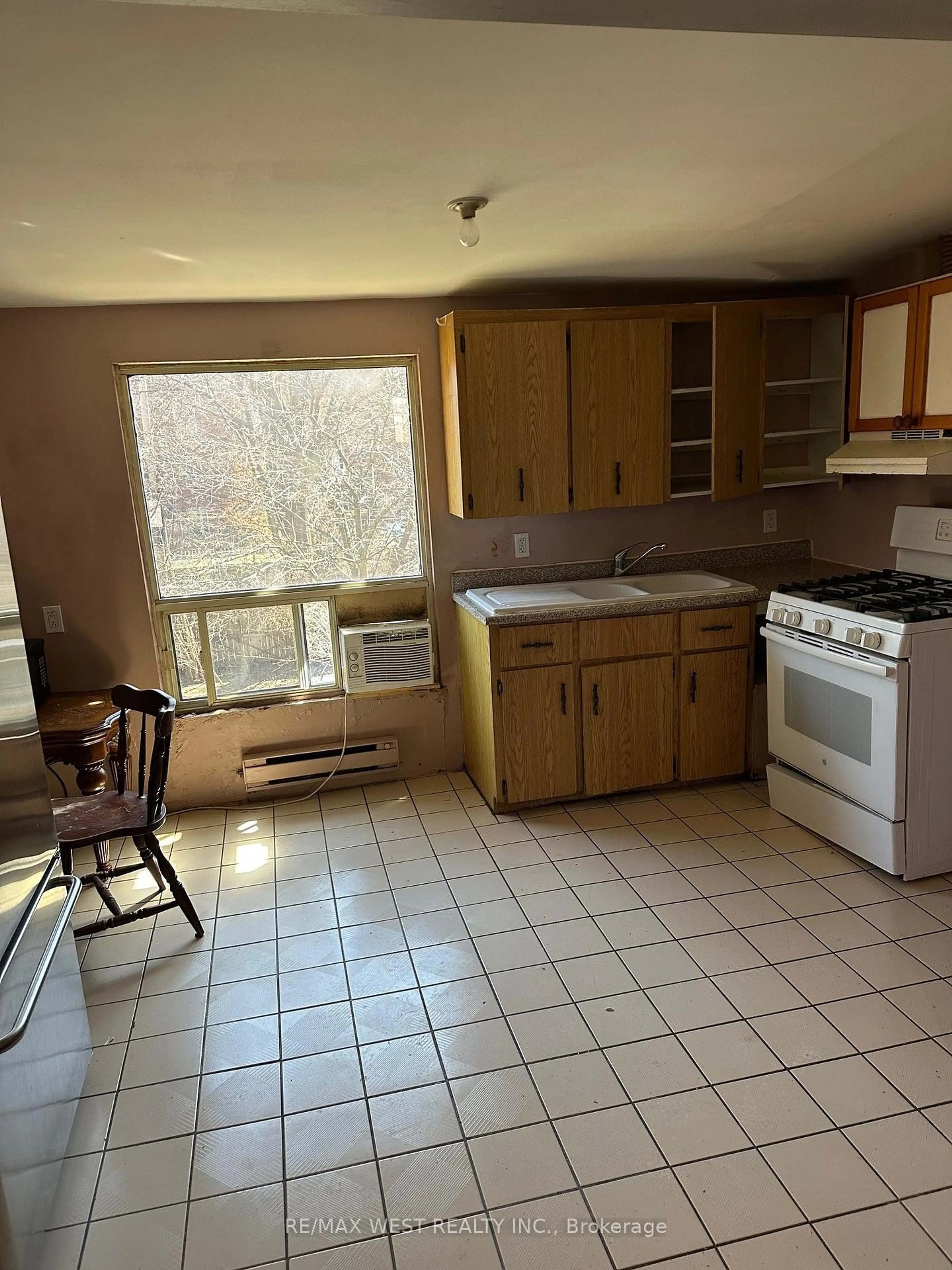 Unknown for 1377 King St, Toronto Ontario M6K 1H4