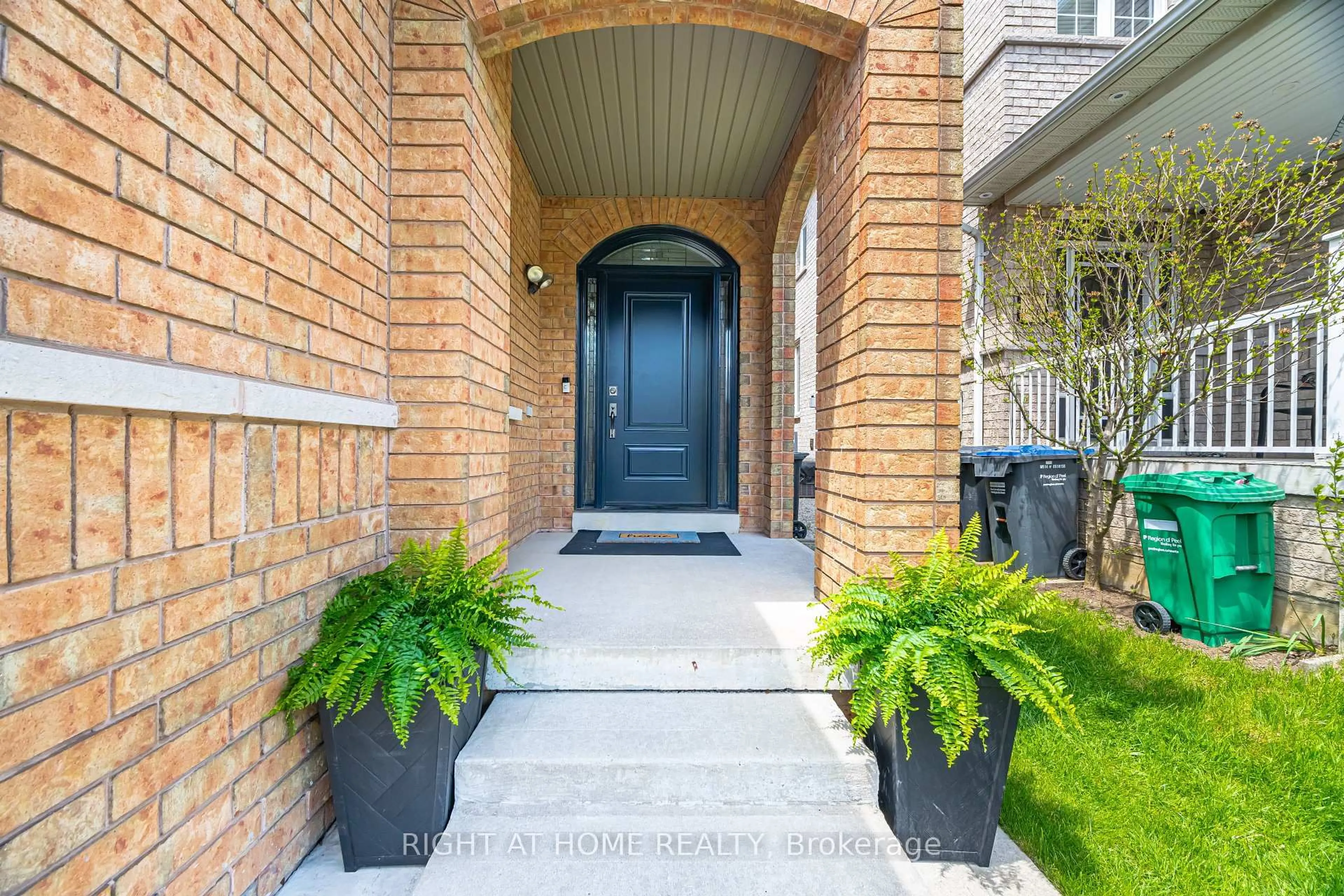 Indoor entryway for 16 Silent Pond Cres, Brampton Ontario L6V 4P2