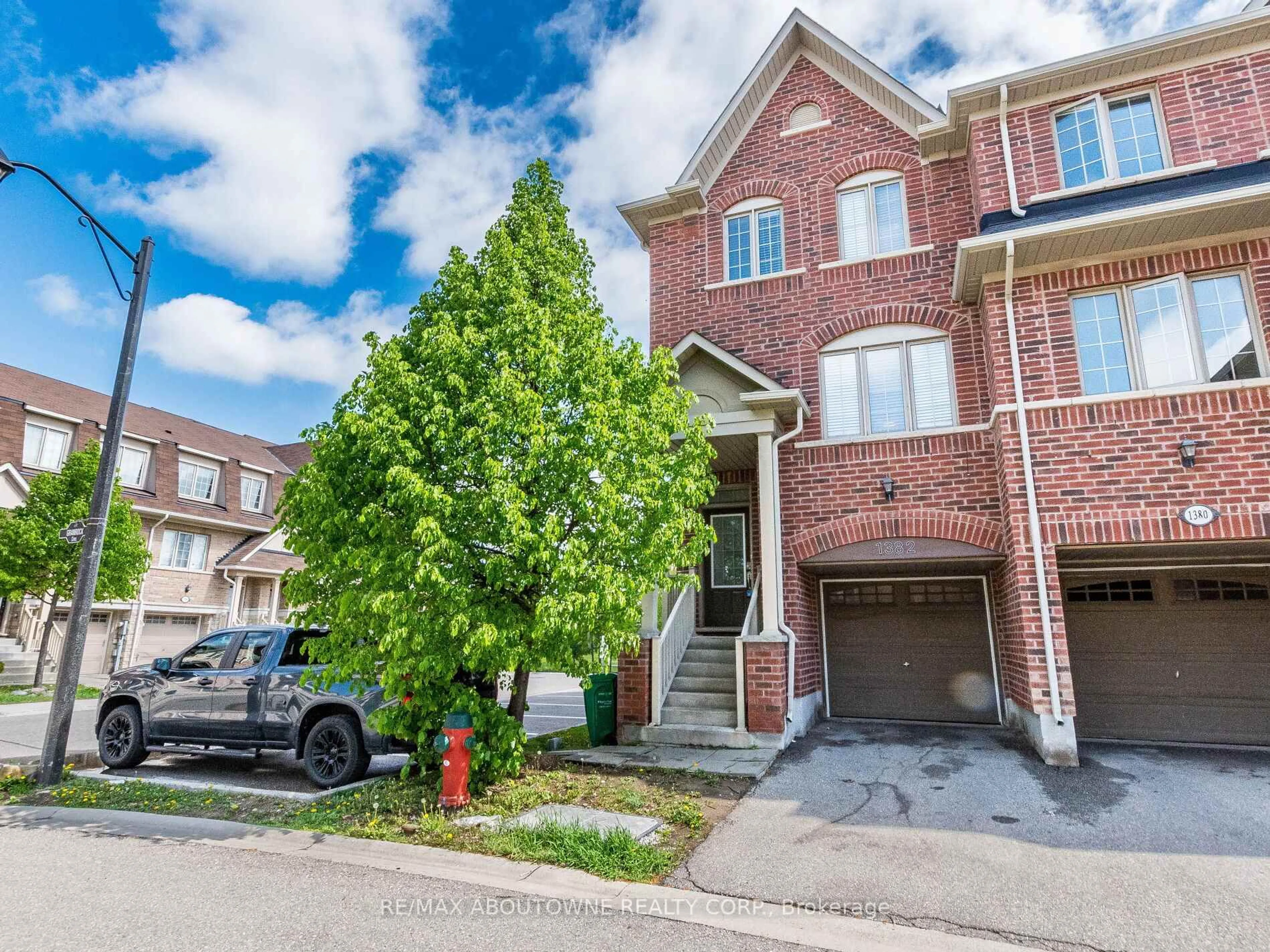 Unknown for 1382 Granrock Cres, Mississauga Ontario L5V 0E1