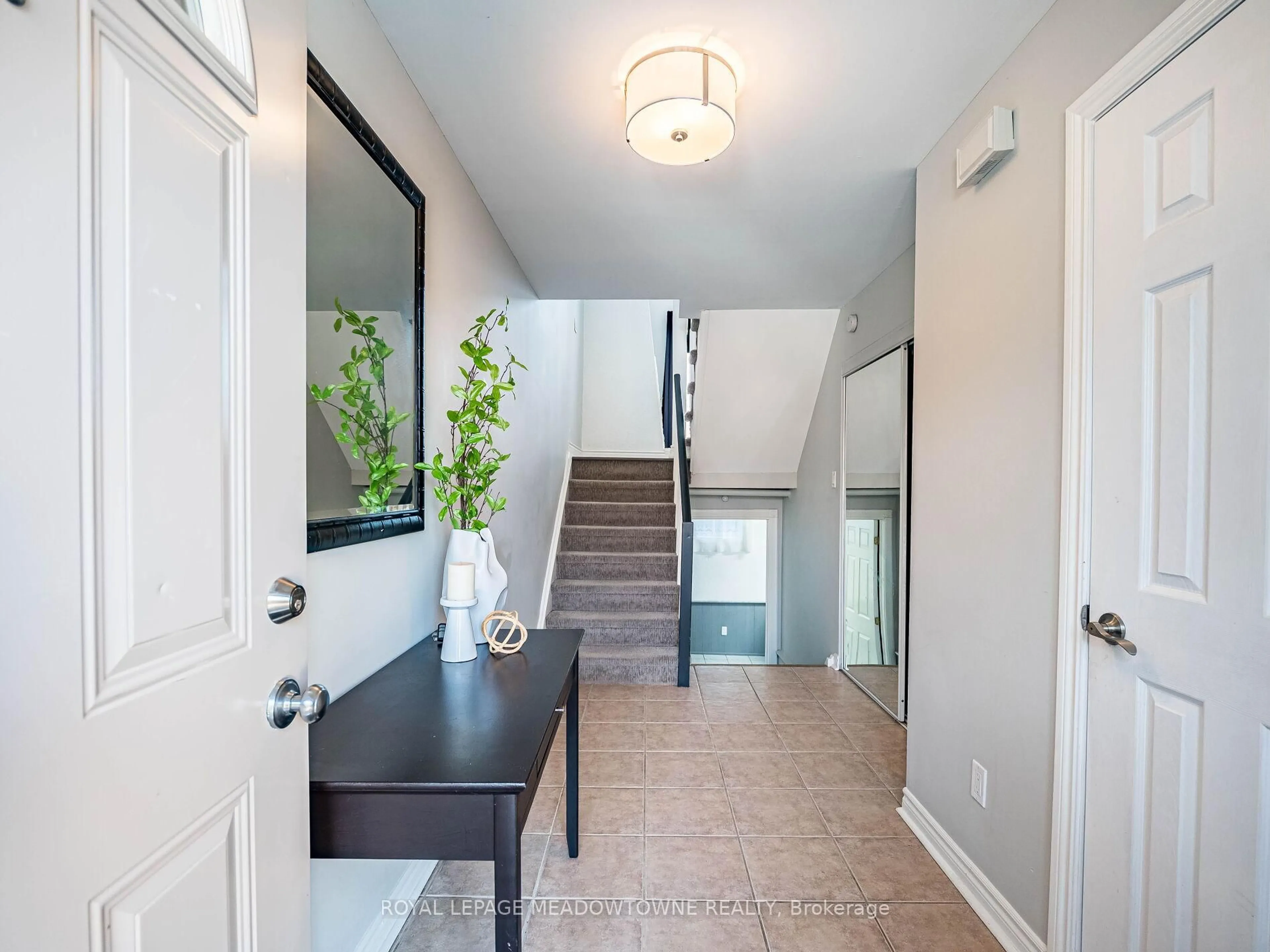 Indoor entryway for 6780 Formentera Ave #75, Mississauga Ontario L5N 2L1