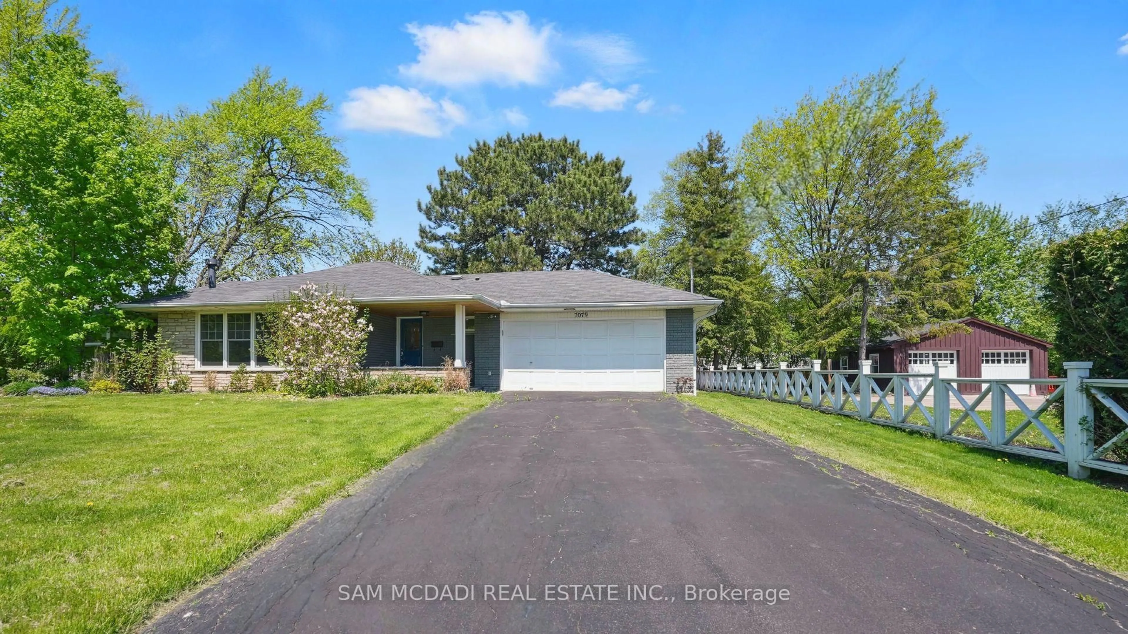Home with vinyl exterior material, water/lake/river/ocean view for 7079 Second Line, Mississauga Ontario L5W 1A1