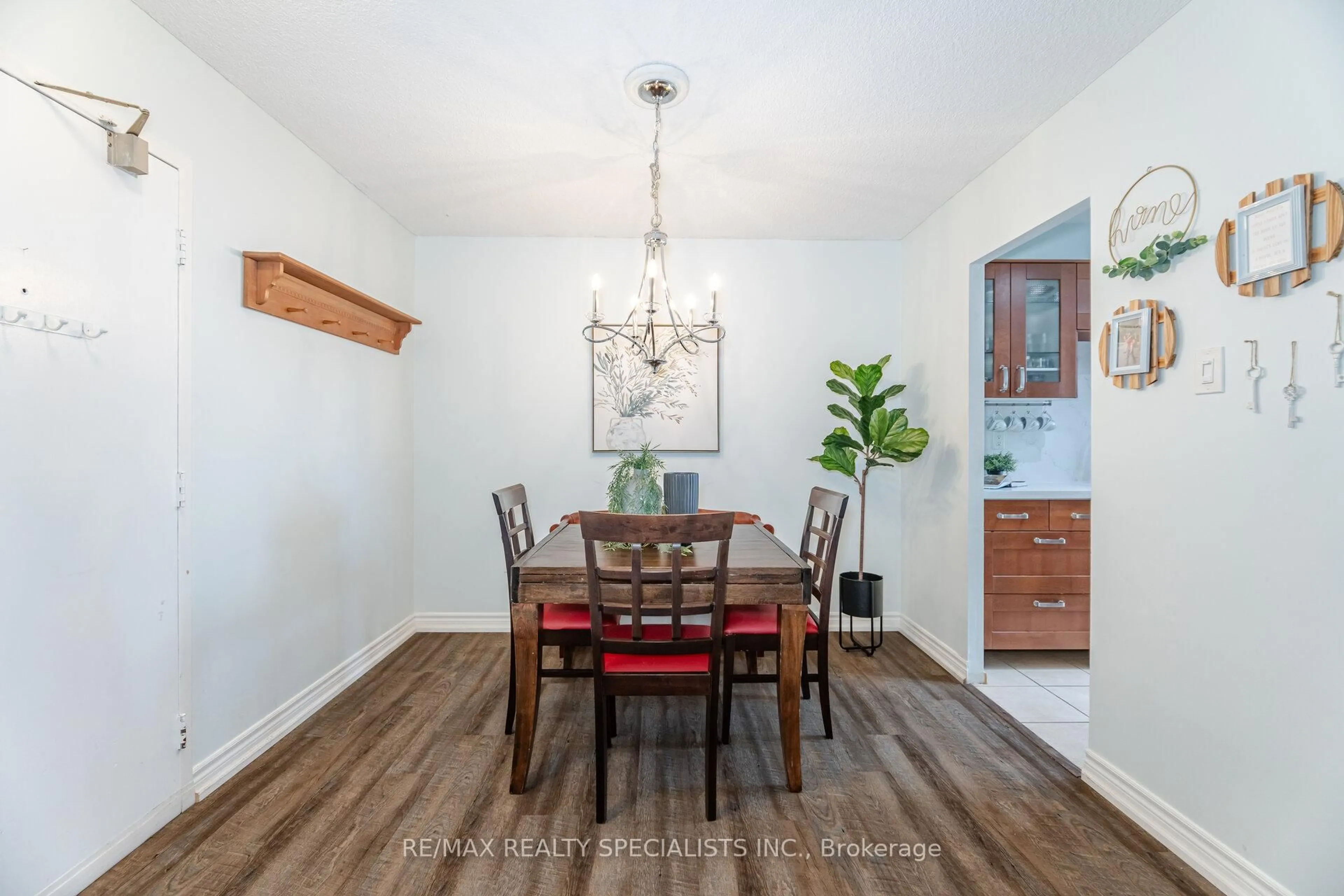 Dining room, wood/laminate floor for 966 Inverhouse Dr #1402, Mississauga Ontario L5J 4B6