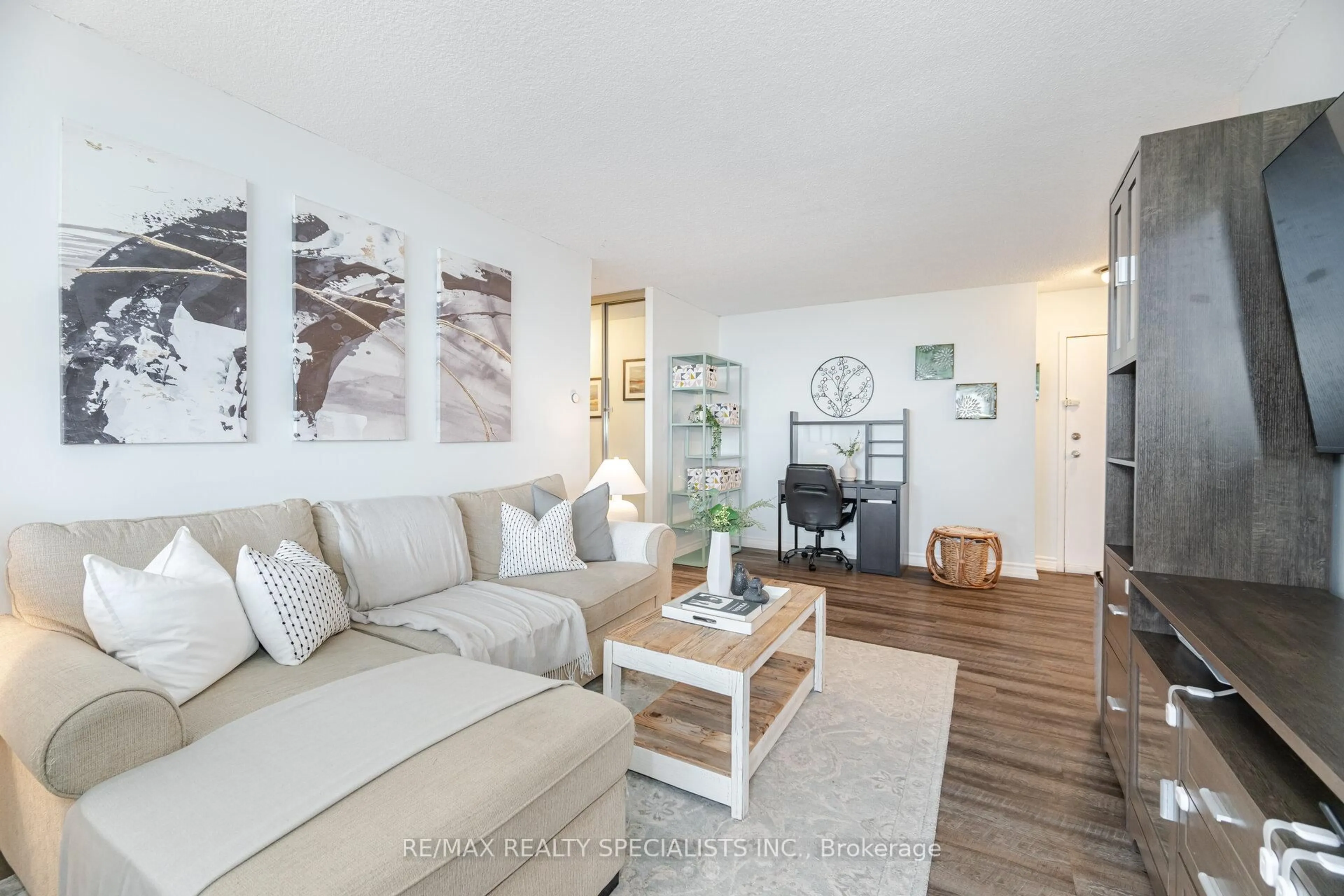 Living room with furniture, wood/laminate floor for 966 Inverhouse Dr #1402, Mississauga Ontario L5J 4B6