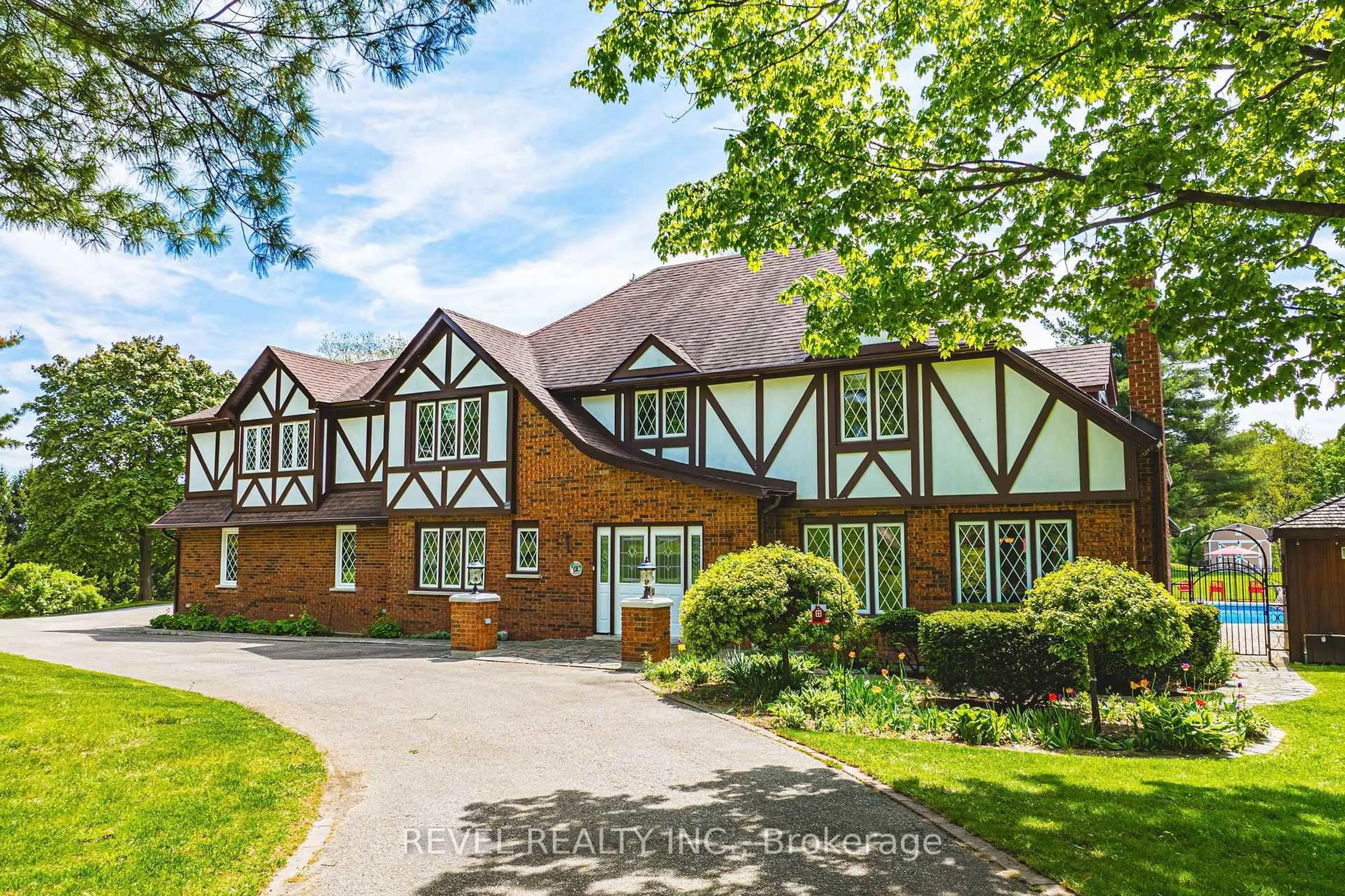 A pic from outside/outdoor area/front of a property/back of a property/a pic from drone, street for 1194 20 Sdrd, Milton Ontario L0P 1J0