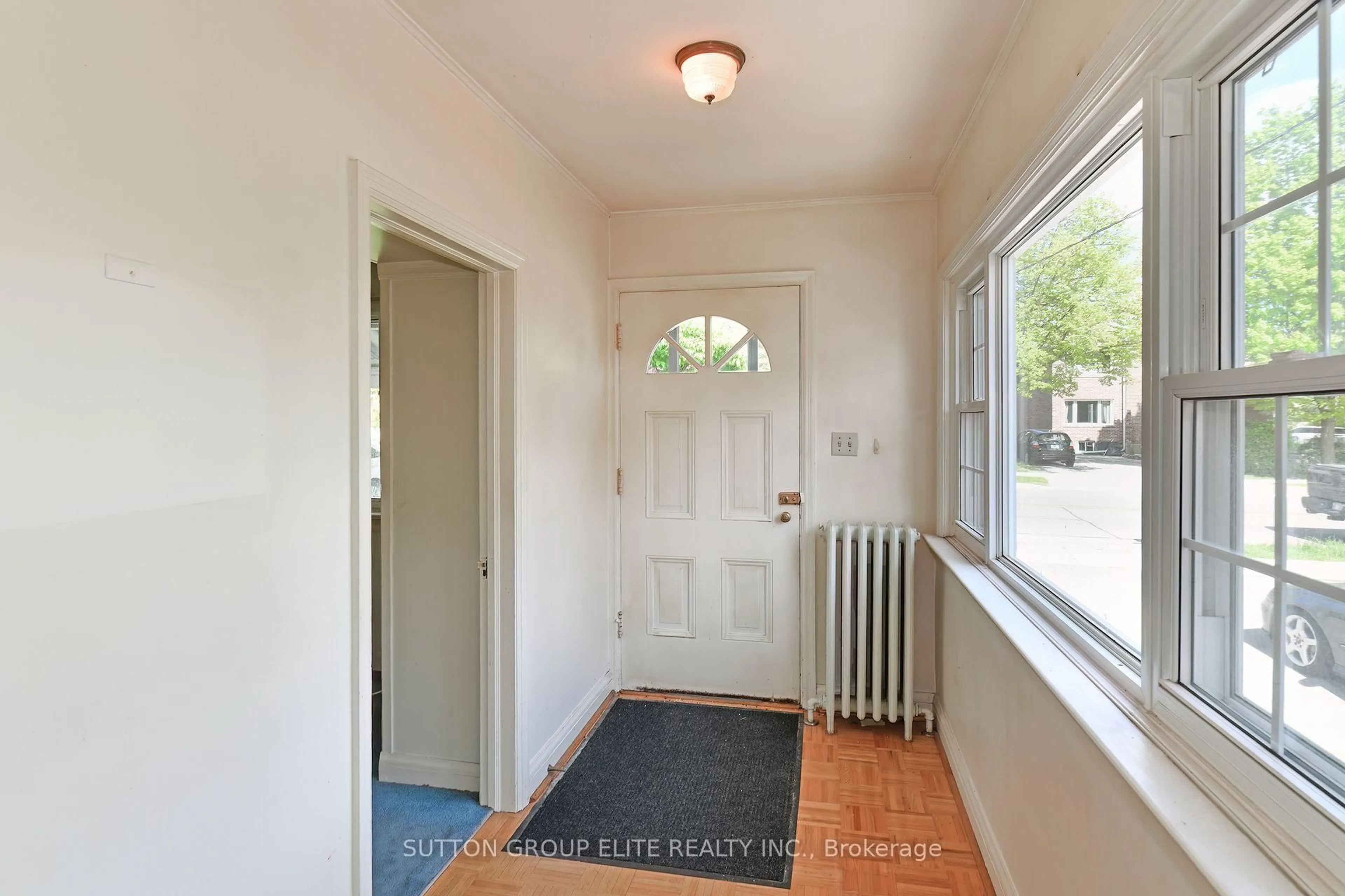 Indoor entryway for 54 Thirty First St, Toronto Ontario M8W 3E9