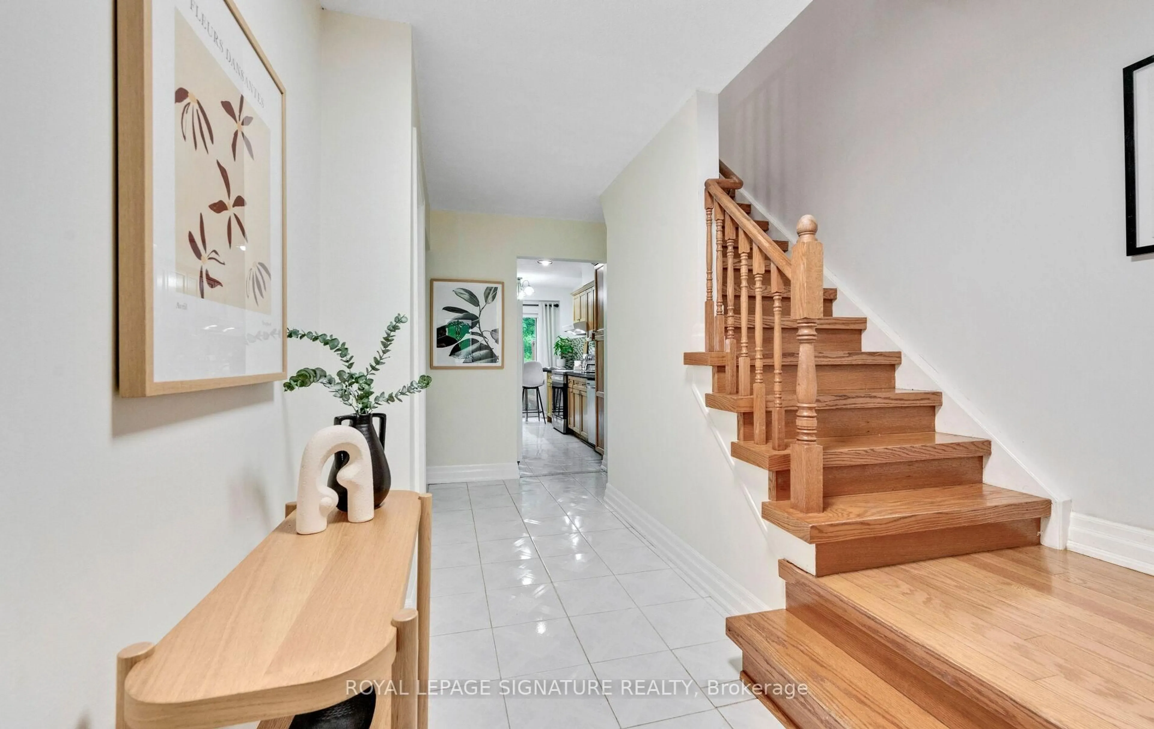 Indoor entryway for 714 Galloway Cres, Mississauga Ontario L5C 3W1