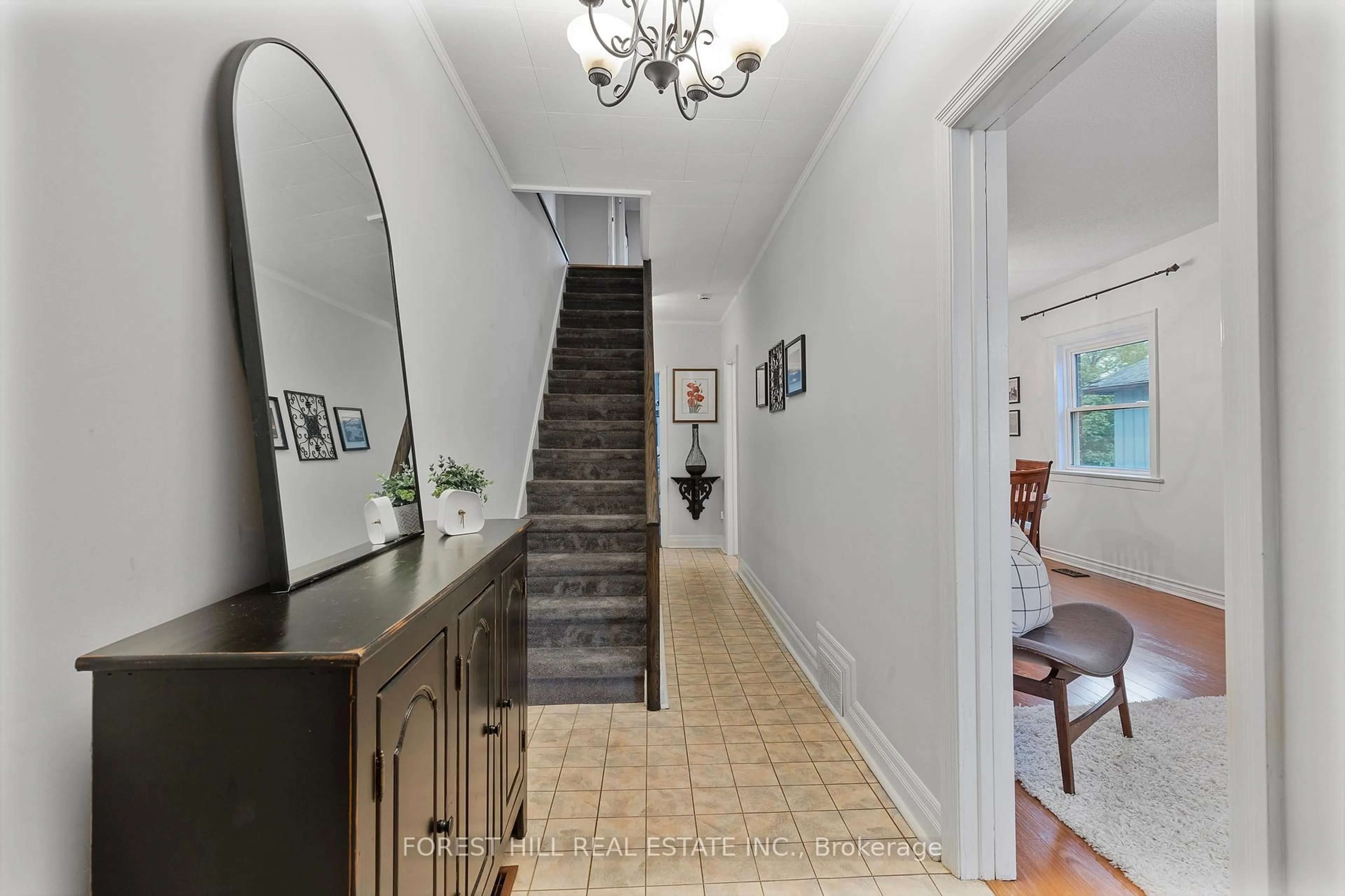Indoor foyer for 27 Dynevor Rd, Toronto Ontario M6E 3W7
