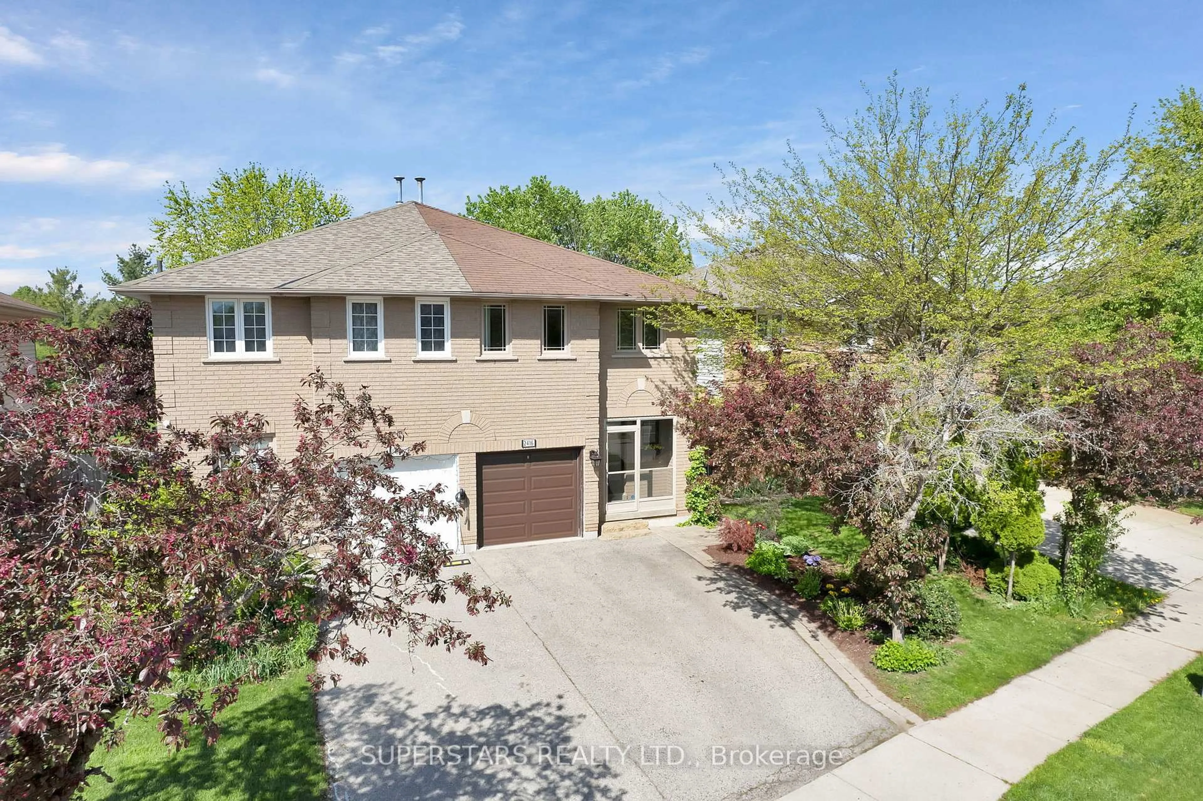 A pic from outside/outdoor area/front of a property/back of a property/a pic from drone, street for 2416 Susquehanna Crt, Oakville Ontario L6H 5Y8
