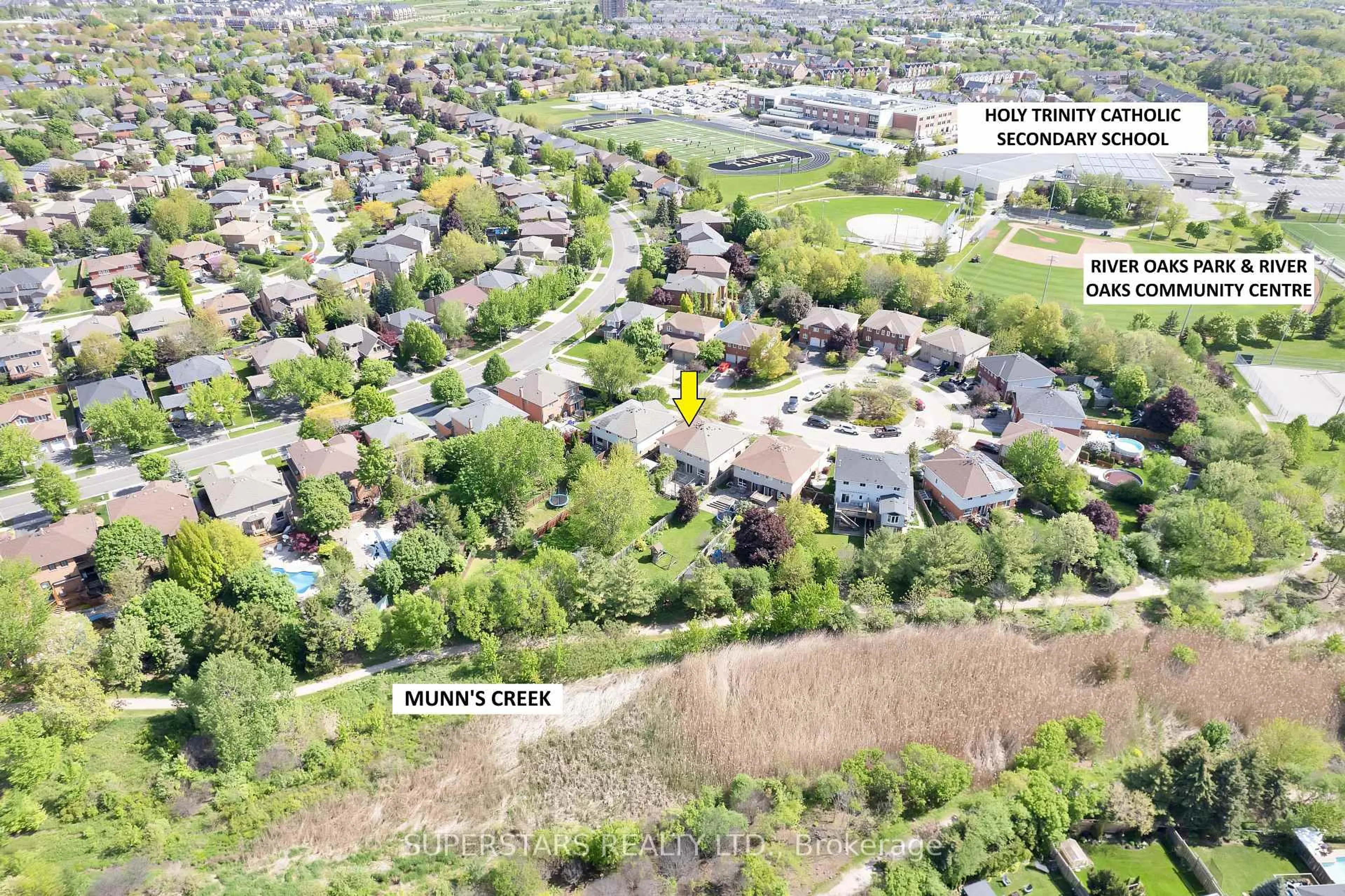 A pic from outside/outdoor area/front of a property/back of a property/a pic from drone, street for 2416 Susquehanna Crt, Oakville Ontario L6H 5Y8