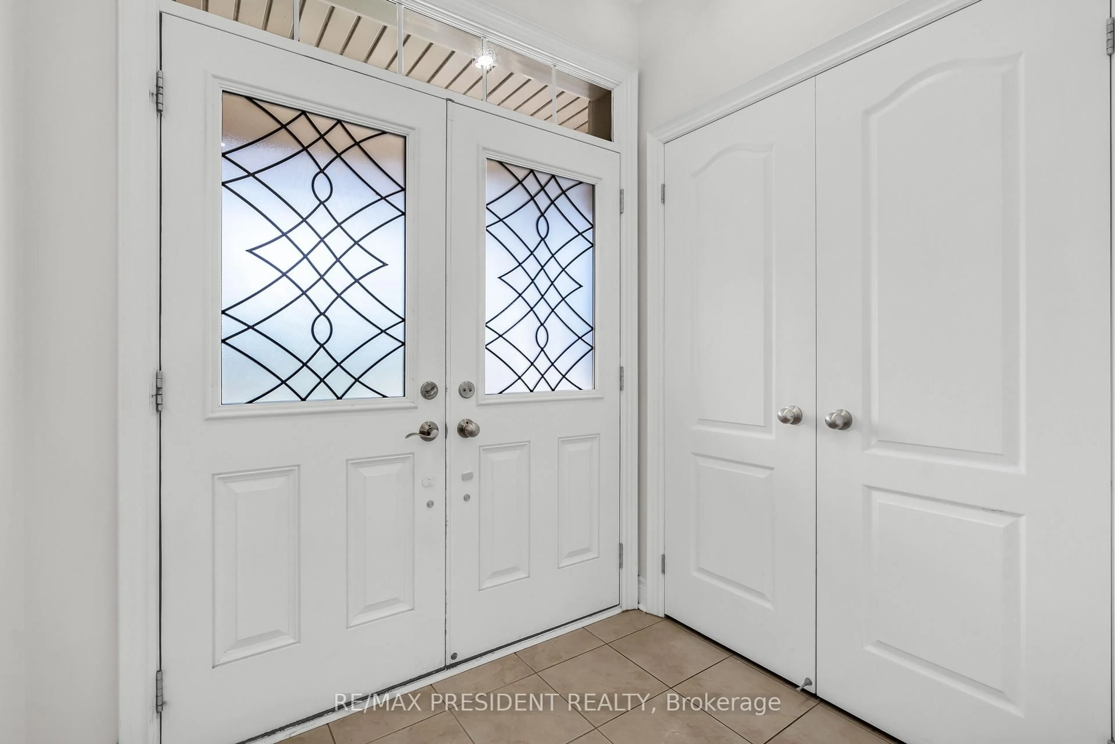 Indoor entryway for 41 Bassett Cres, Brampton Ontario L6X 5G1