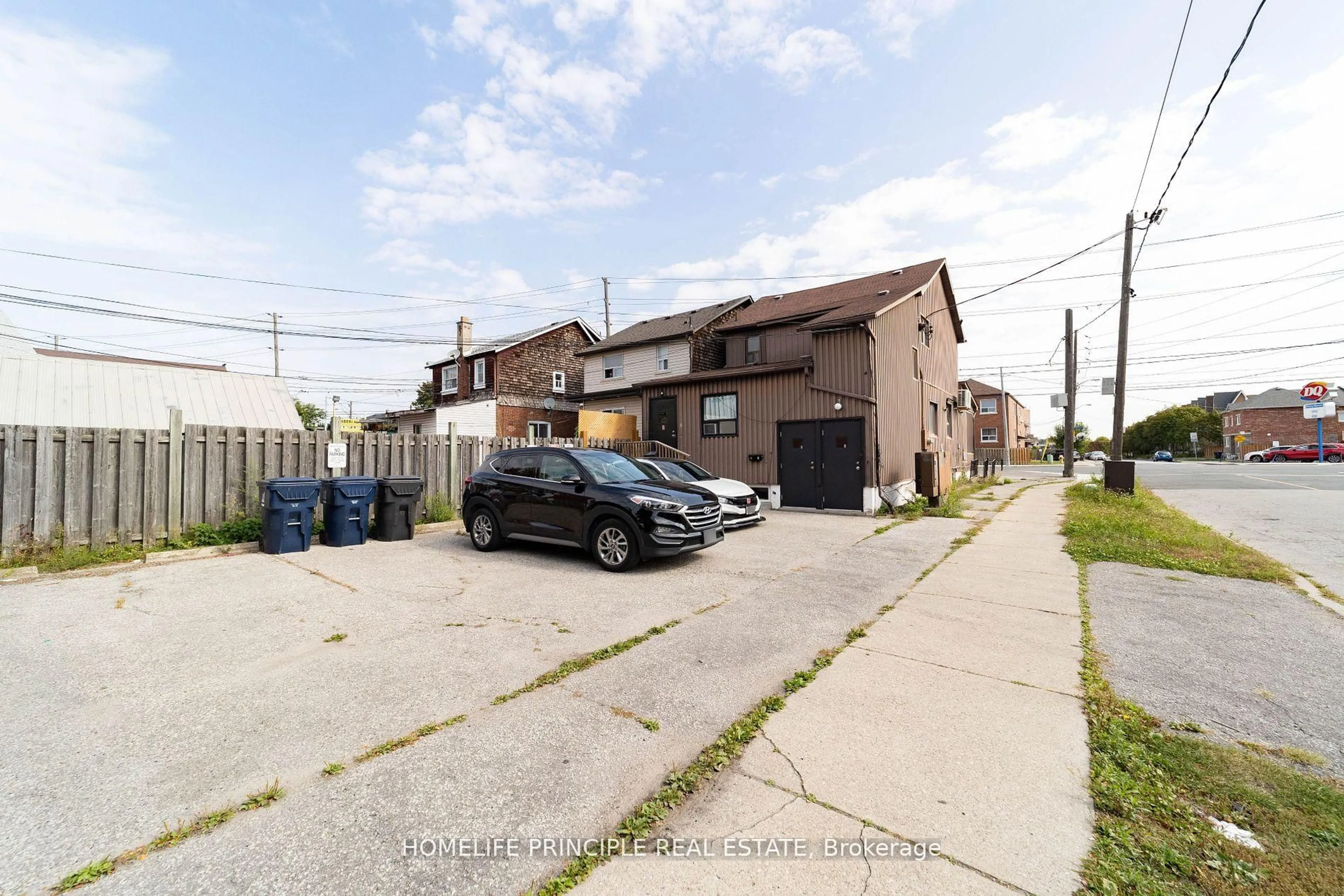 A pic from outside/outdoor area/front of a property/back of a property/a pic from drone, street for 1608 Weston Rd, Toronto Ontario M9N 1T9