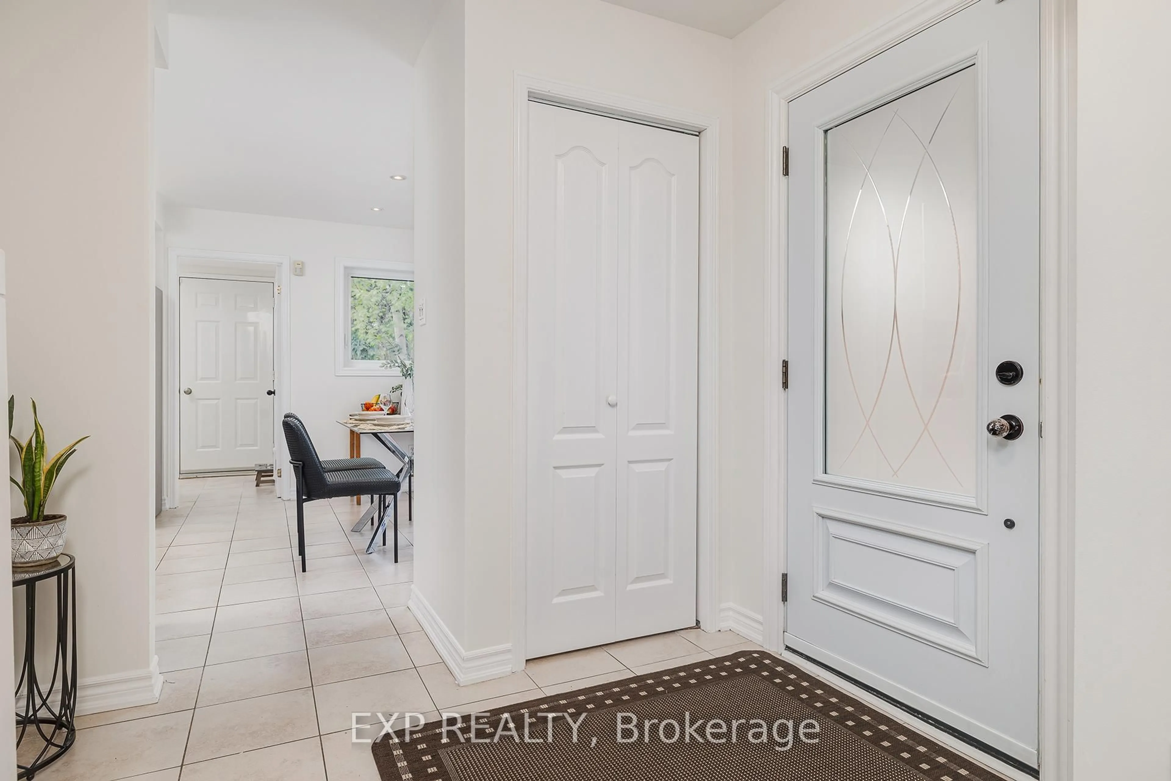 Indoor entryway for 172 Queen St, Mississauga Ontario L5H 1L6