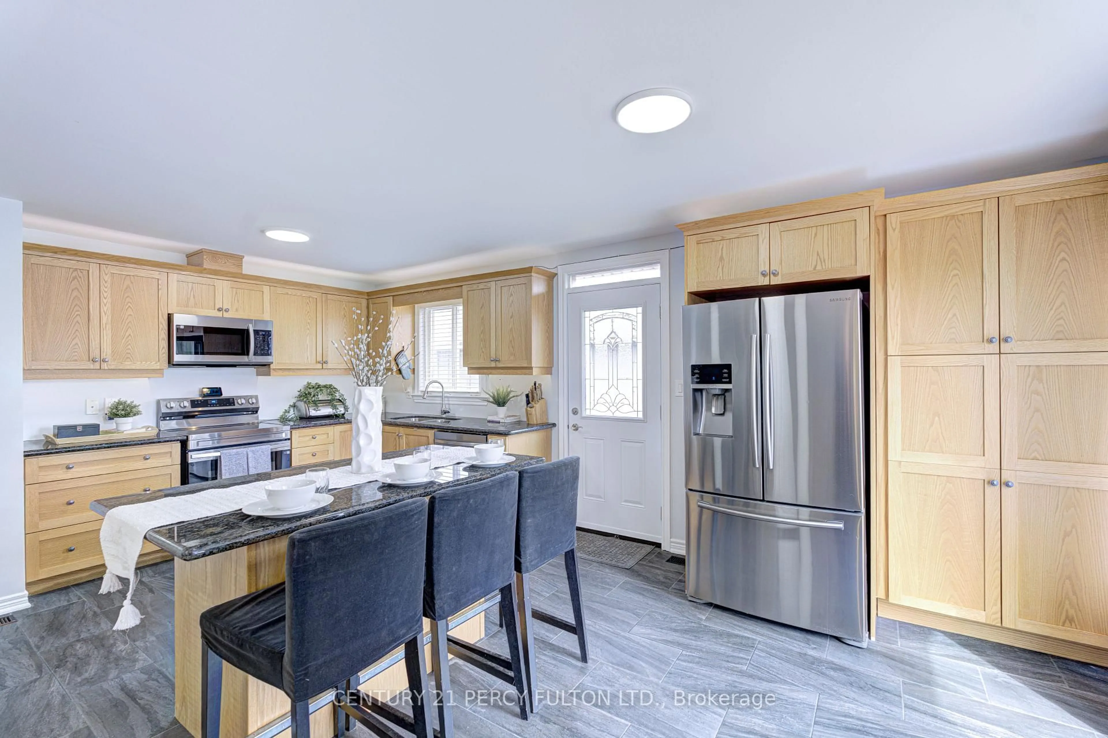 Open concept kitchen, ceramic/tile floor for 52 Epsom Downs Dr, Brampton Ontario L6T 1Y8