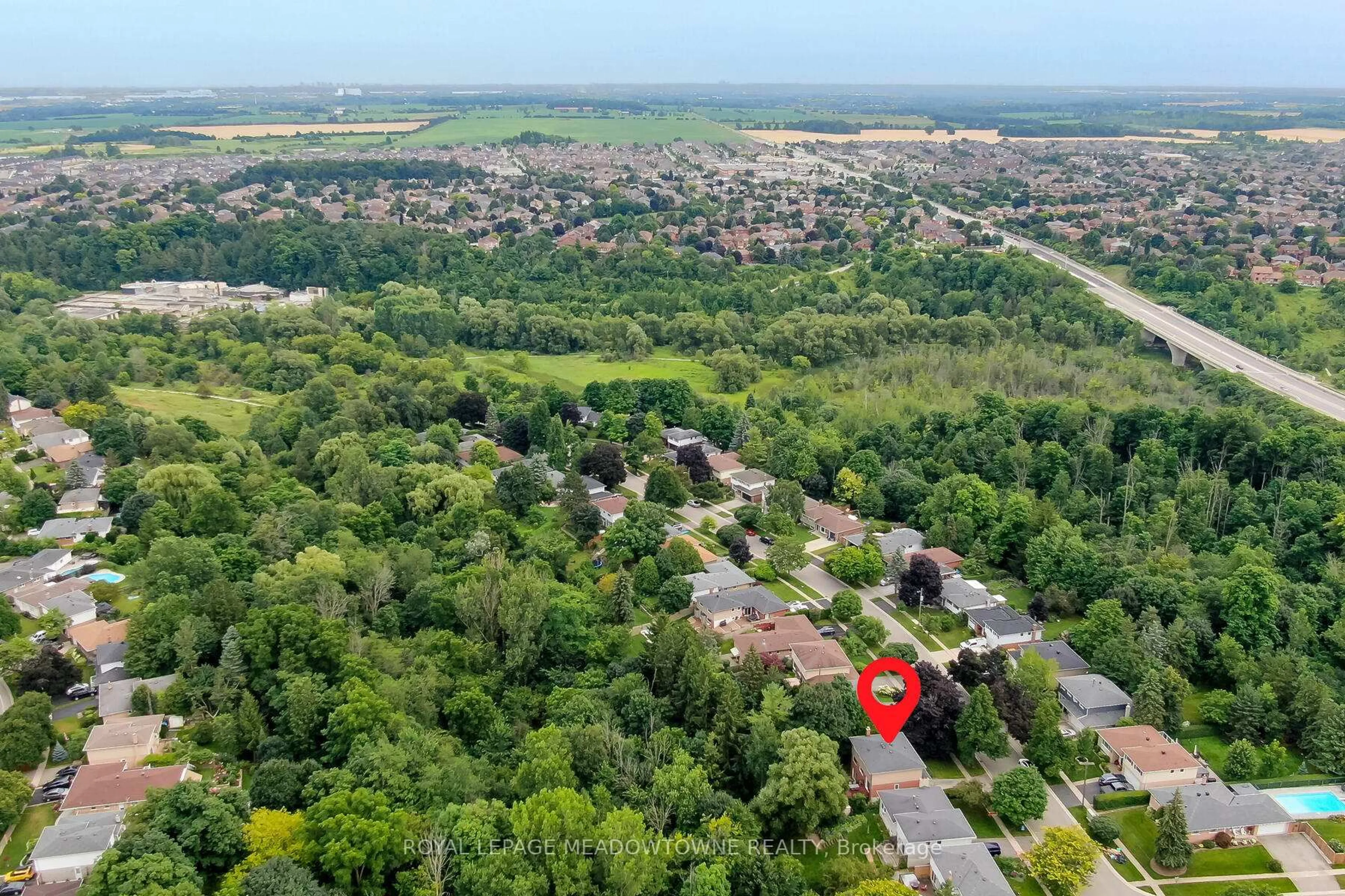 A pic from outside/outdoor area/front of a property/back of a property/a pic from drone, unknown for 35 Metcalfe Crt, Halton Hills Ontario L7G 4N7