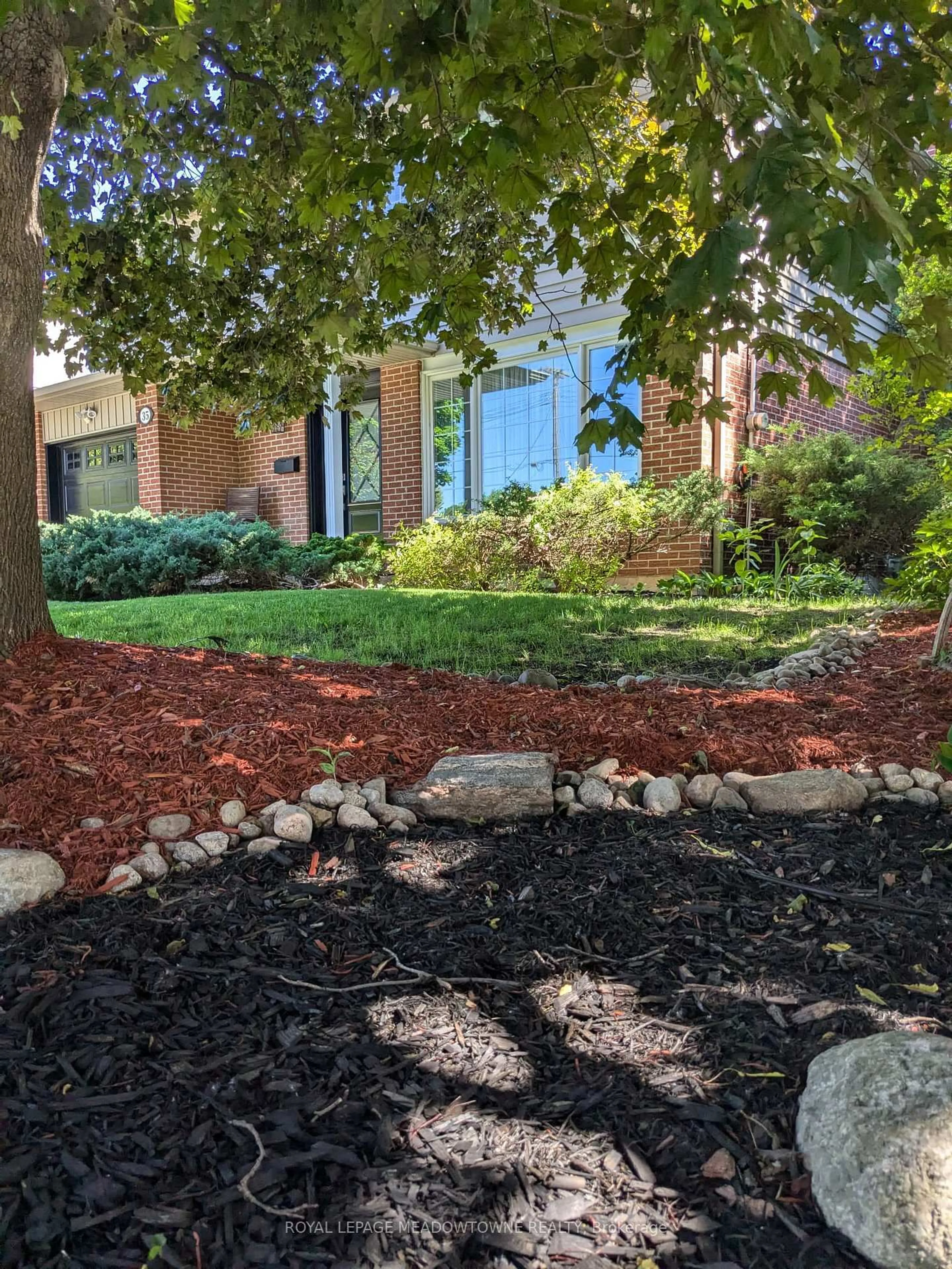 Home with brick exterior material, street for 35 Metcalfe Crt, Halton Hills Ontario L7G 4N7