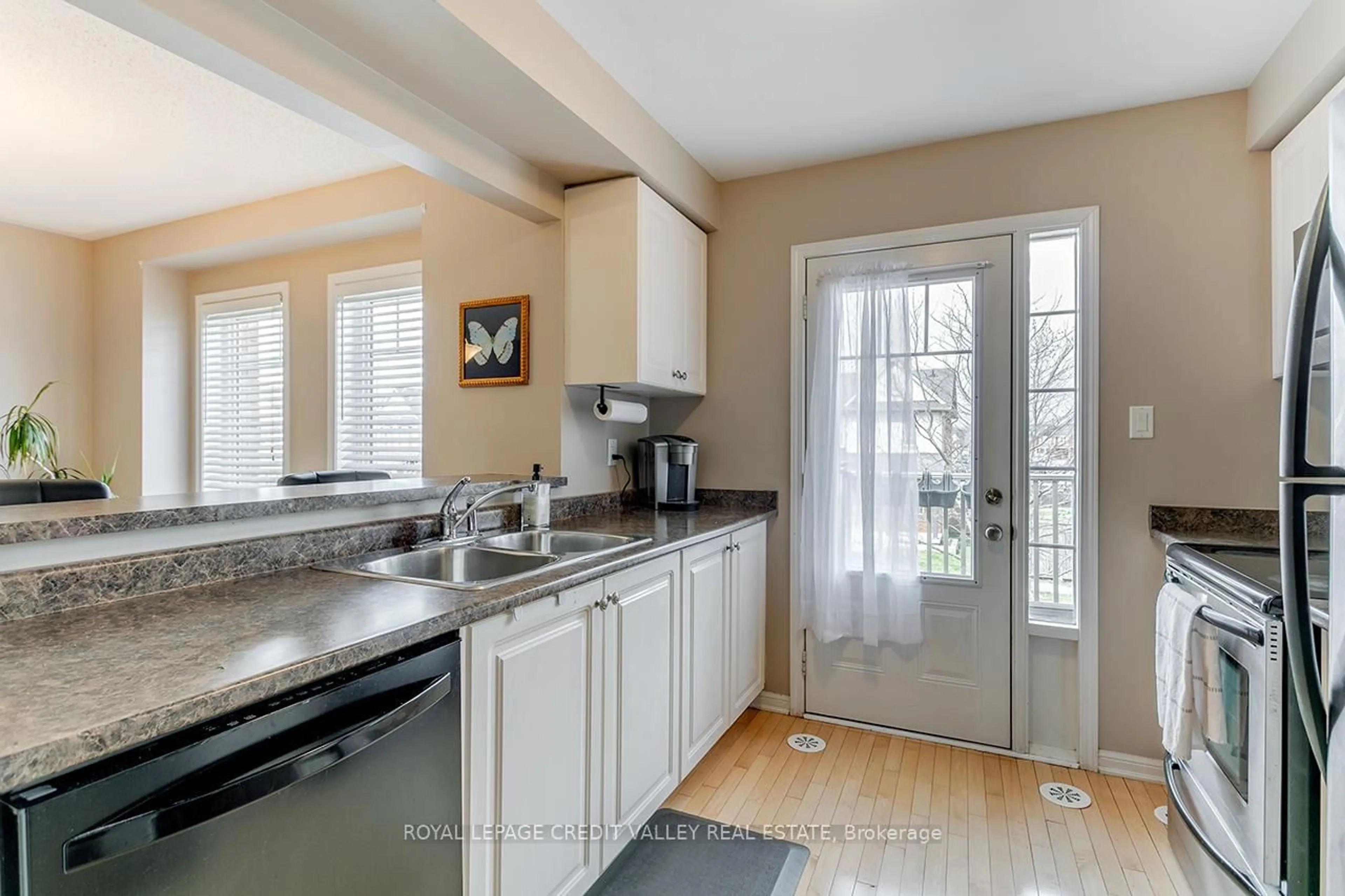 Open concept kitchen, ceramic/tile floor for 888 Fowles Crt, Milton Ontario L9T 0Z8