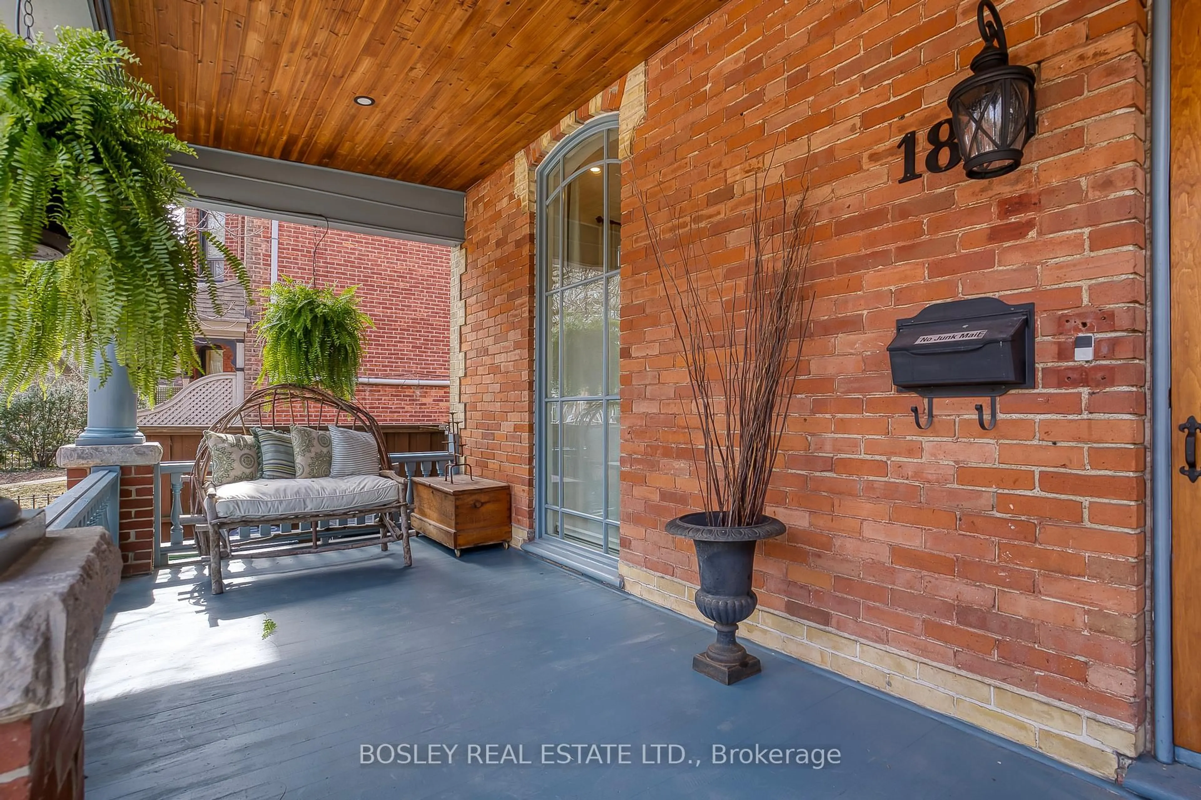 Indoor entryway for 18 Gwynne Ave, Toronto Ontario M6K 2C3