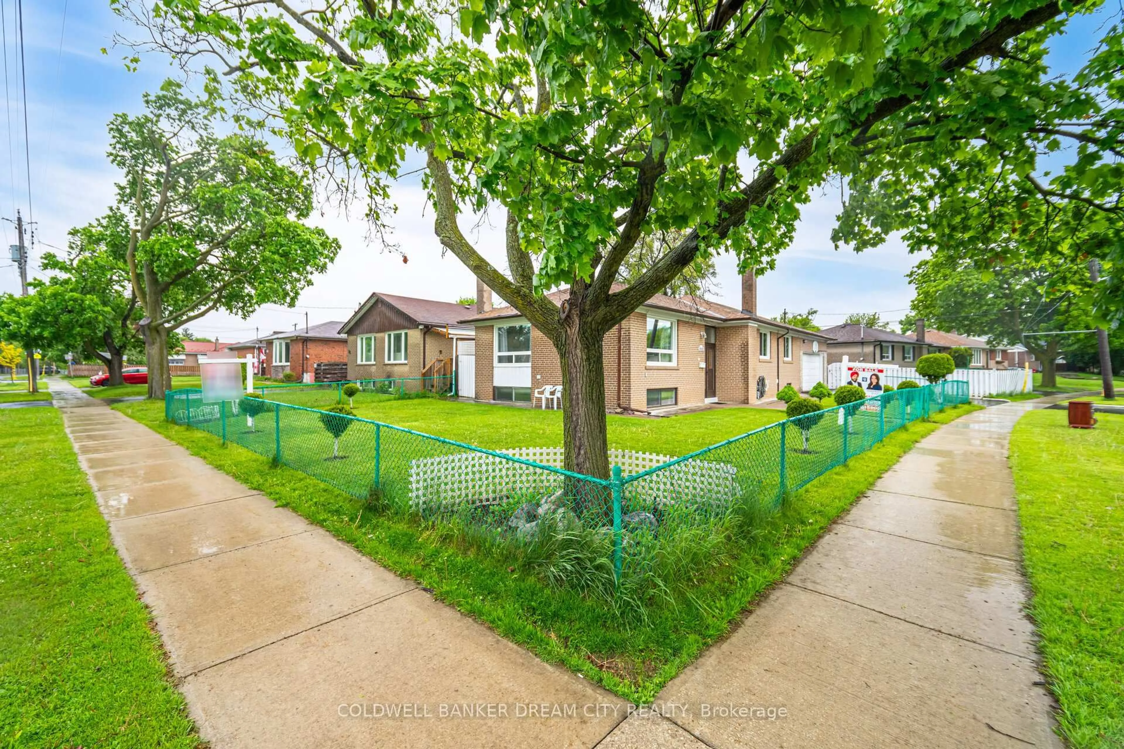 A pic from outside/outdoor area/front of a property/back of a property/a pic from drone, street for 35 Guiness Ave, Toronto Ontario M9W 3L1