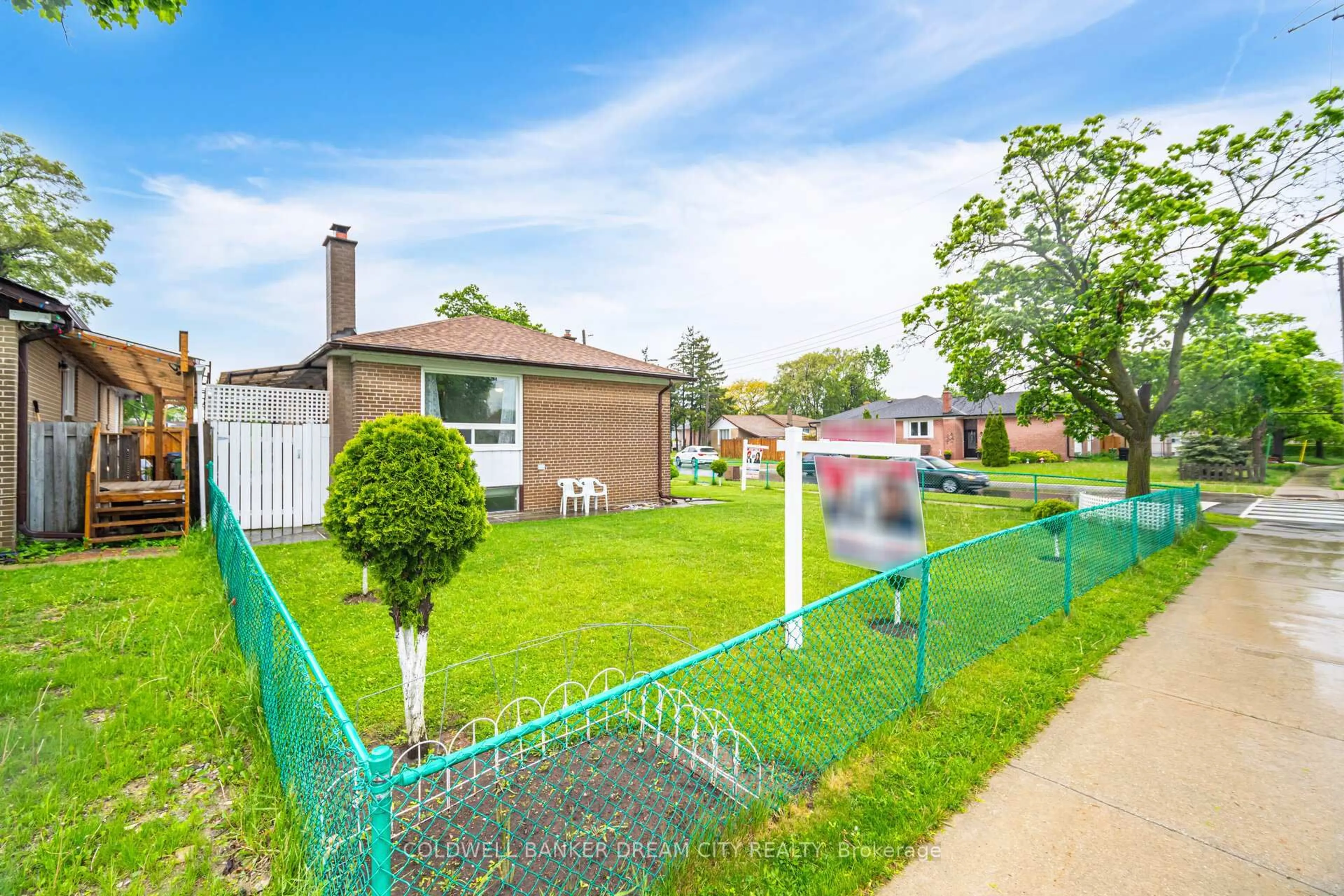 A pic from outside/outdoor area/front of a property/back of a property/a pic from drone, street for 35 Guiness Ave, Toronto Ontario M9W 3L1