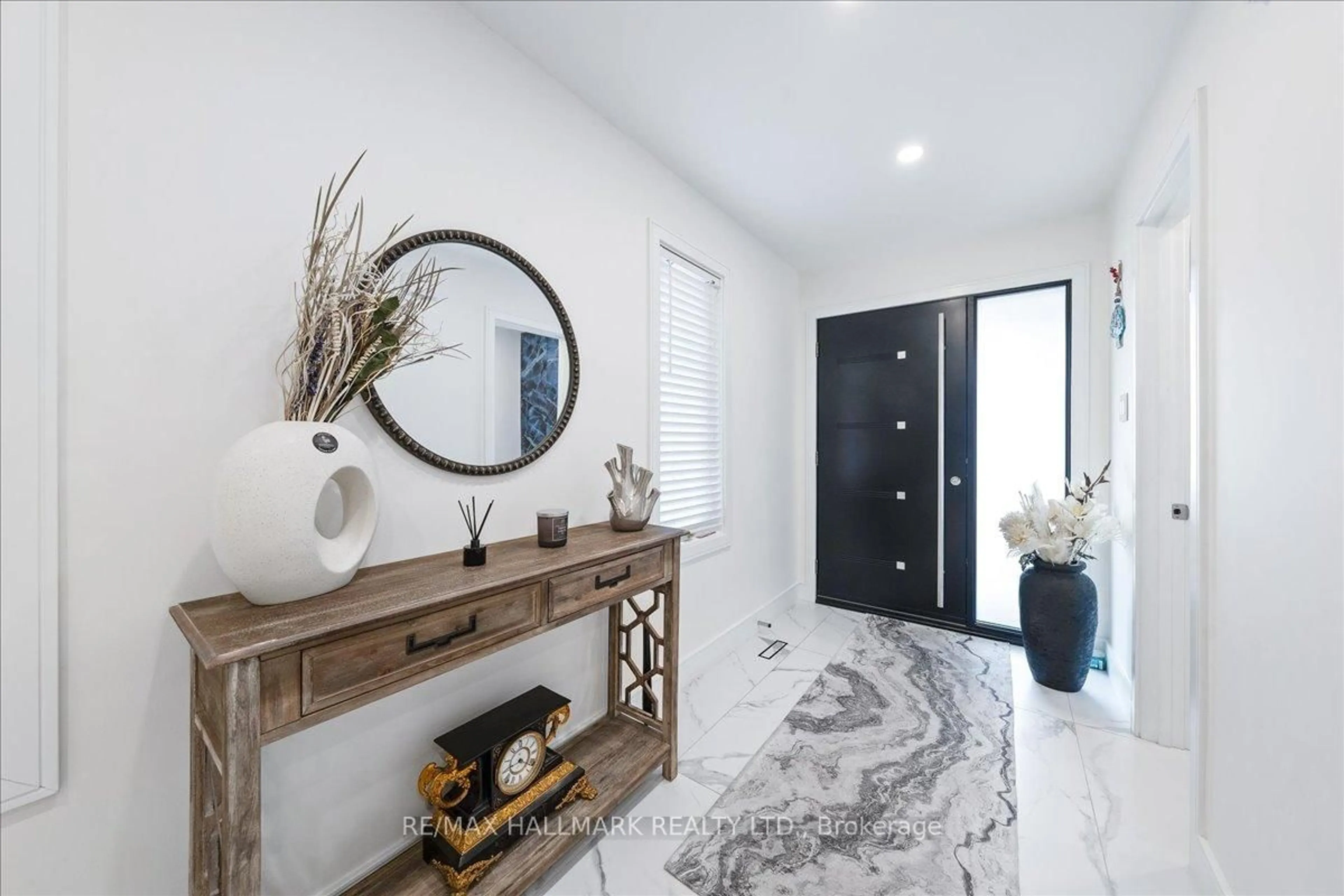 Indoor entryway for 3326 Dovetail Mews, Mississauga Ontario L5L 5E8