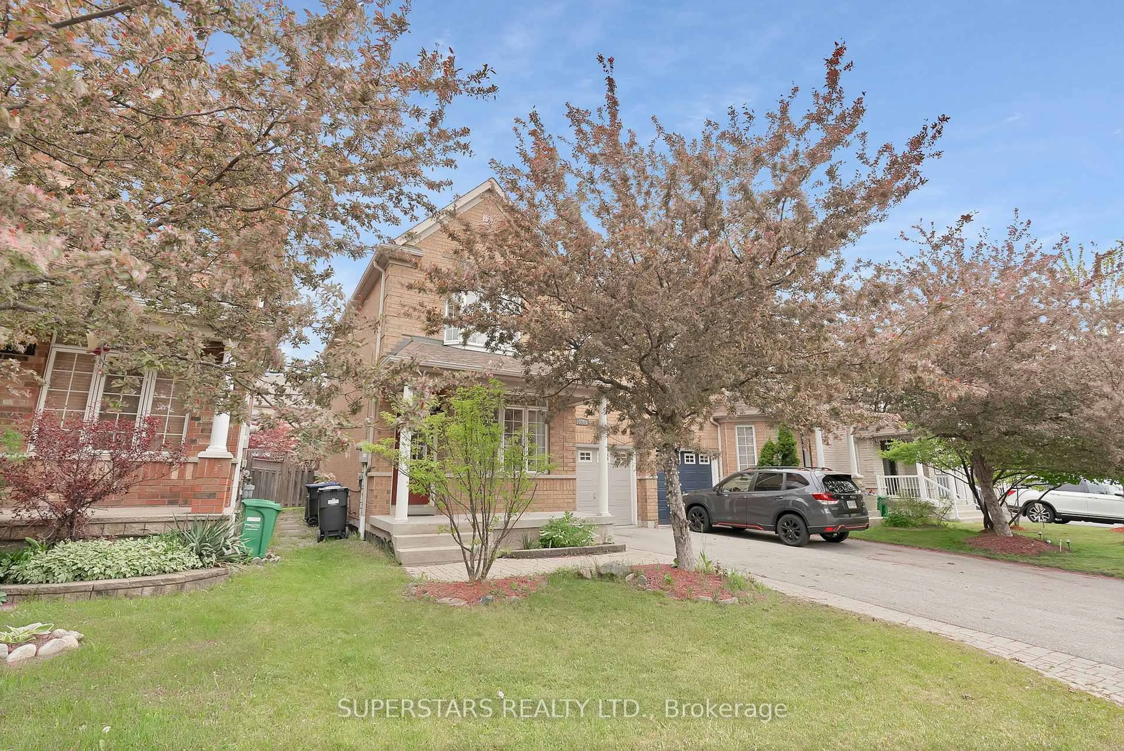 A pic from outside/outdoor area/front of a property/back of a property/a pic from drone, street for 3365 Covent Cres, Mississauga Ontario L5M 7K6