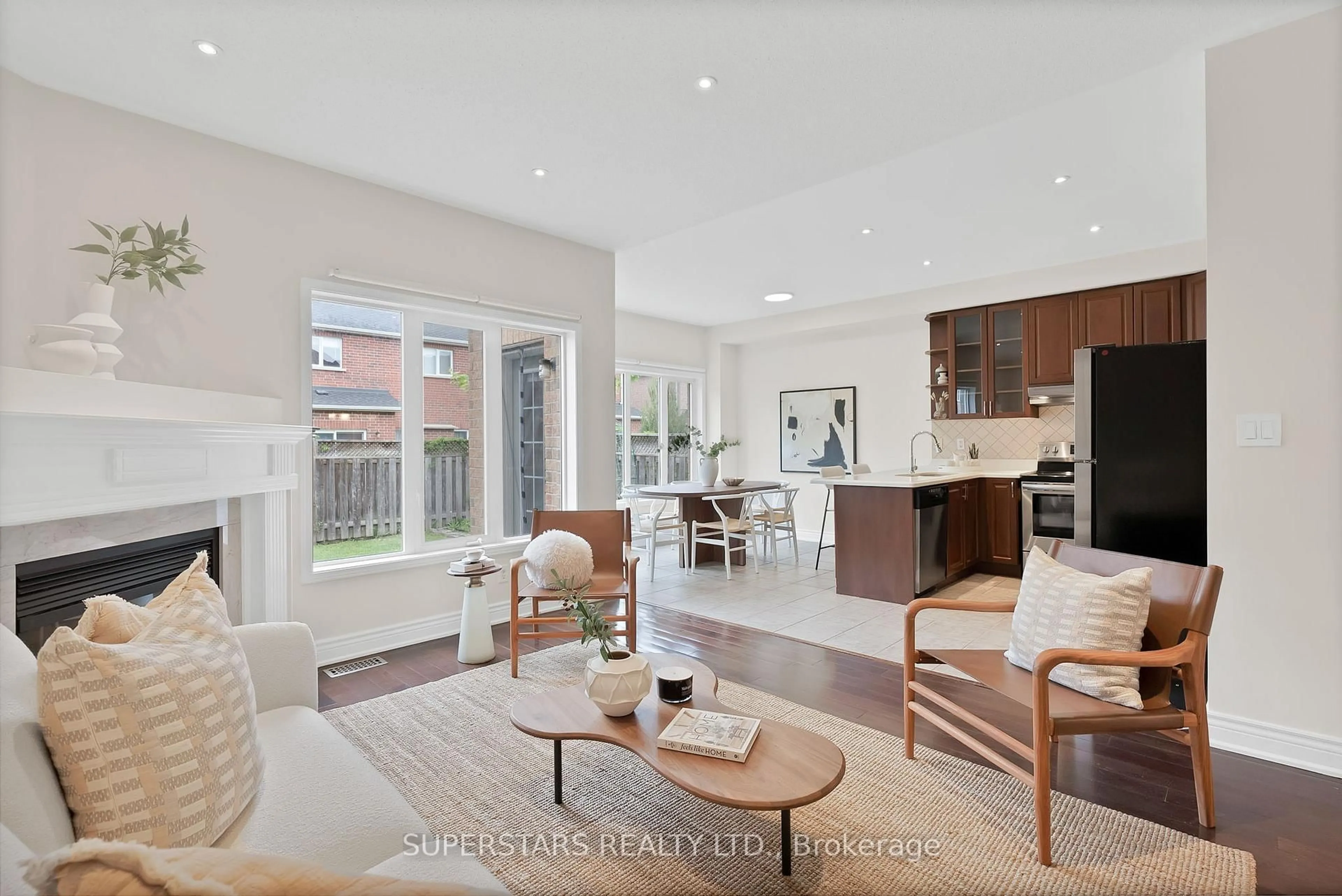 Open concept kitchen, unknown for 3365 Covent Cres, Mississauga Ontario L5M 7K6