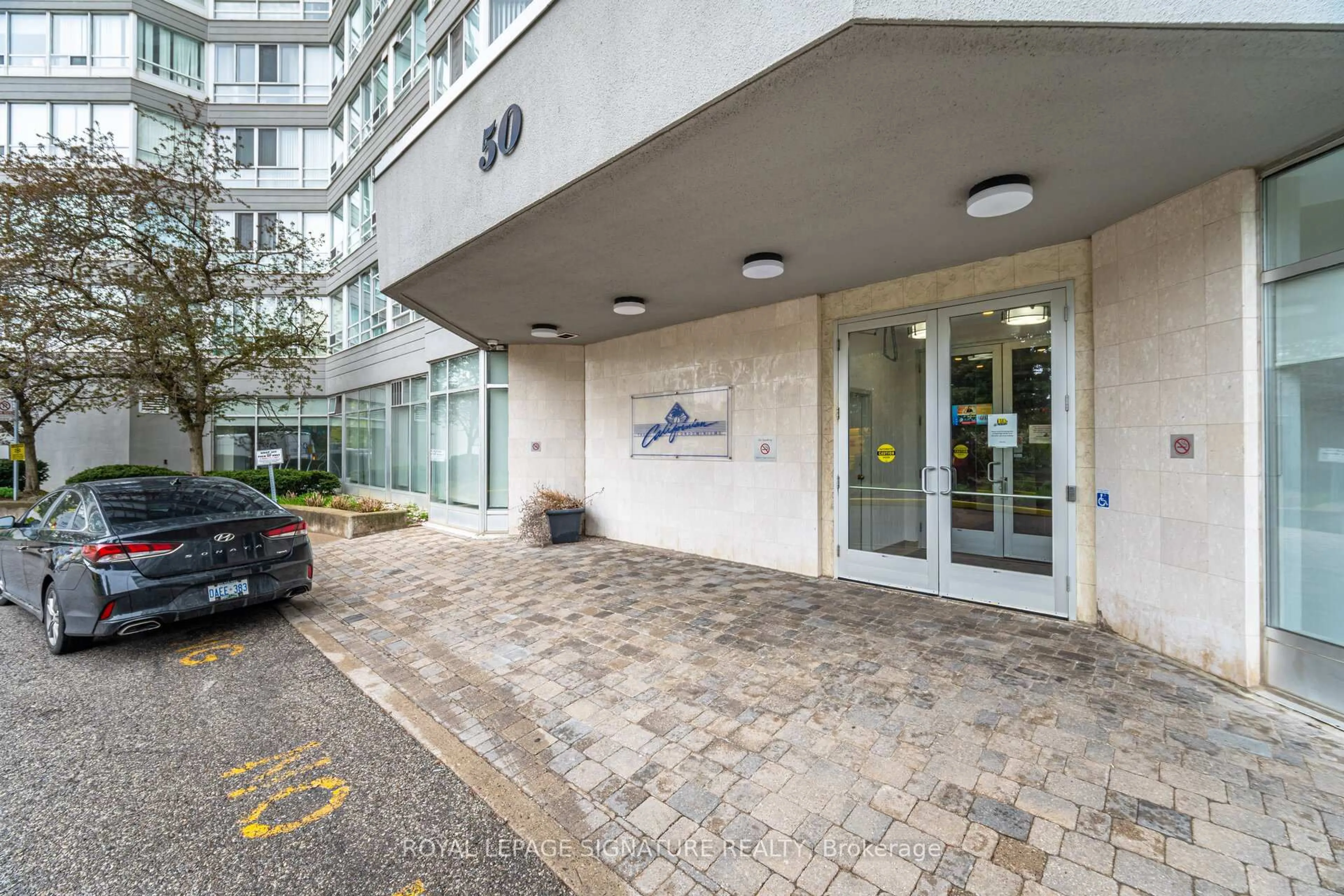 Indoor foyer for 50 Kingsbridge Garden Circ #808, Mississauga Ontario L5R 1Y2
