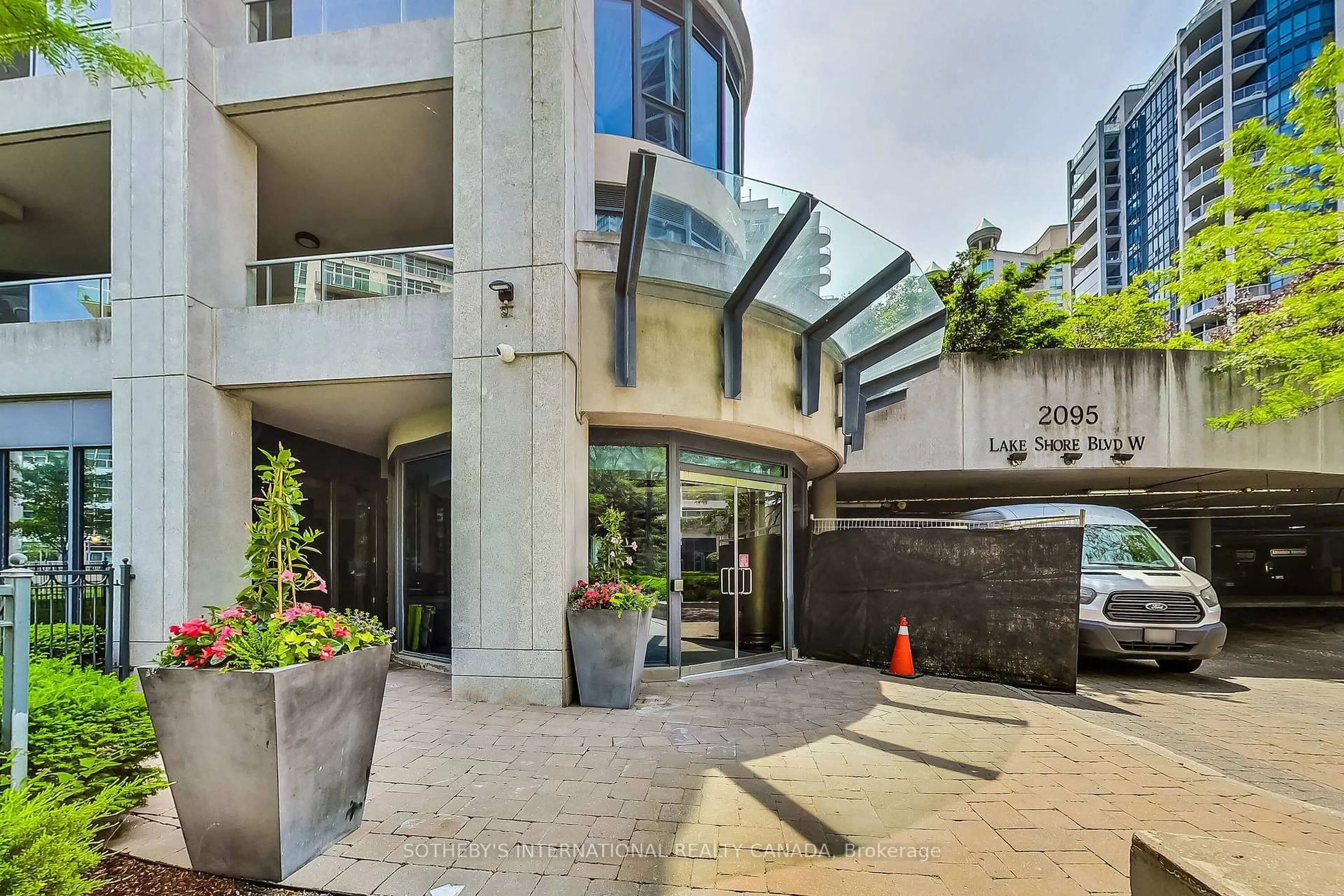 Indoor foyer for 2095 Lake Shore Blvd #220, Toronto Ontario M8V 4G4