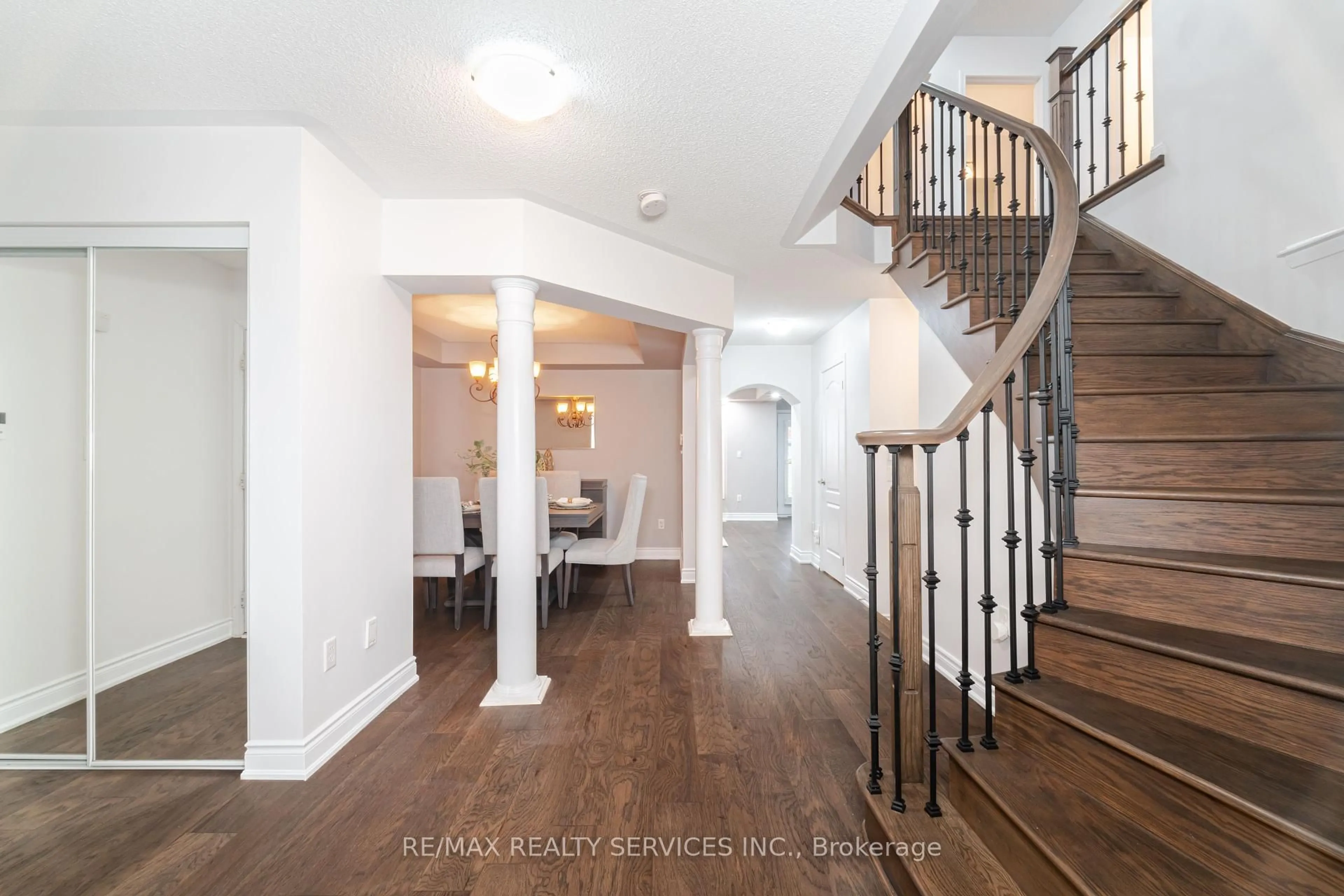 Indoor entryway for 4 Klemscott Rd, Brampton Ontario L7A 0P6
