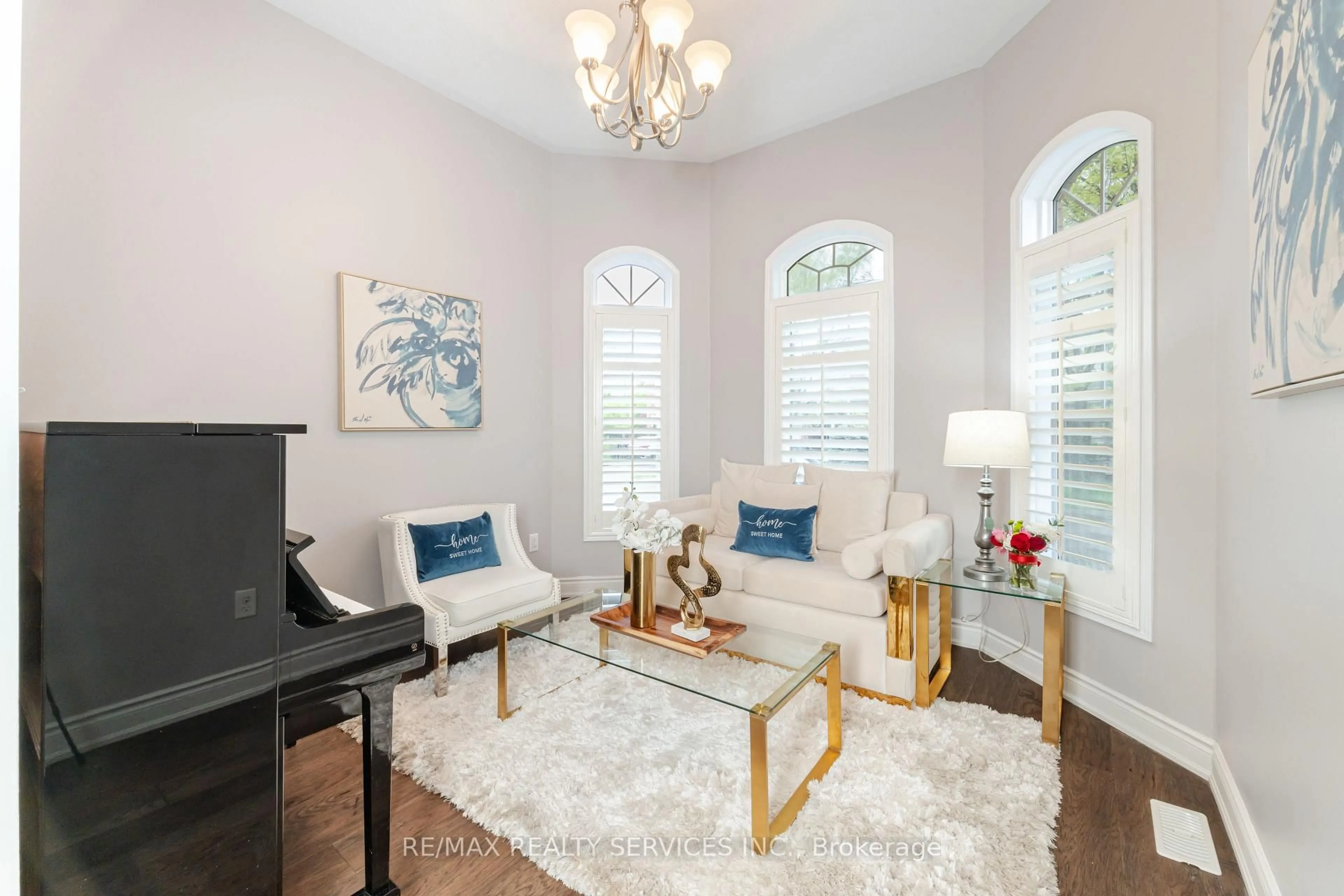 Living room with furniture, unknown for 4 Klemscott Rd, Brampton Ontario L7A 0P6