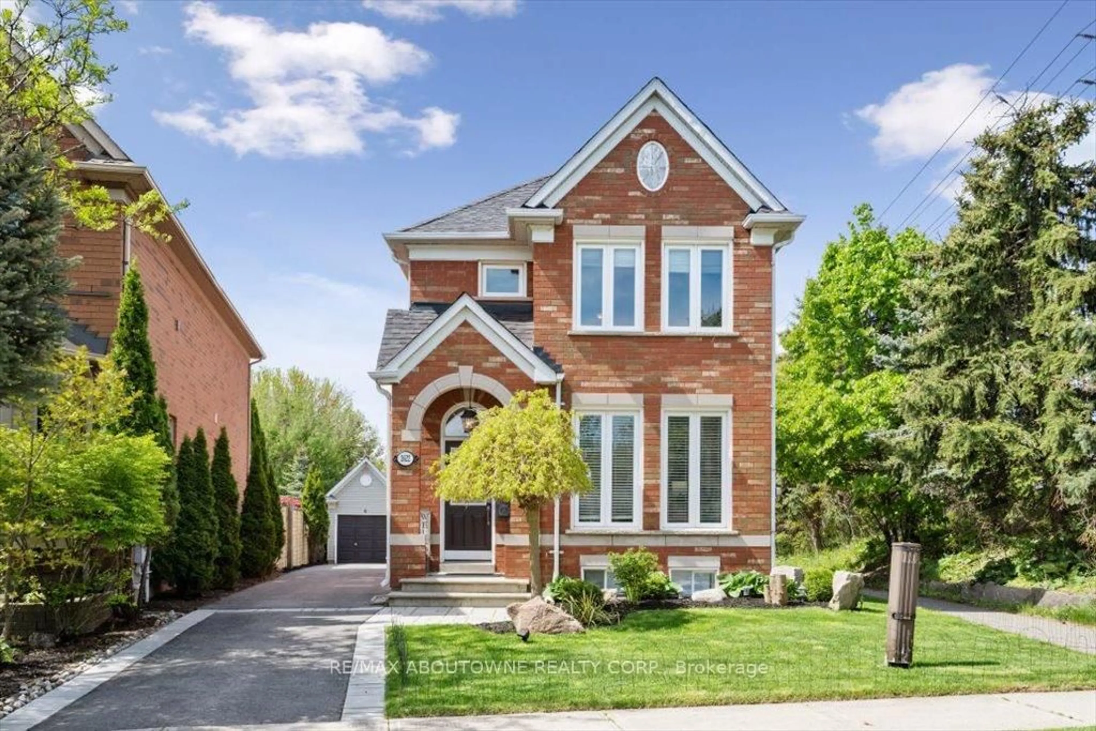 Home with brick exterior material, street for 2622 Ironwood Cres, Oakville Ontario L6H 6L9