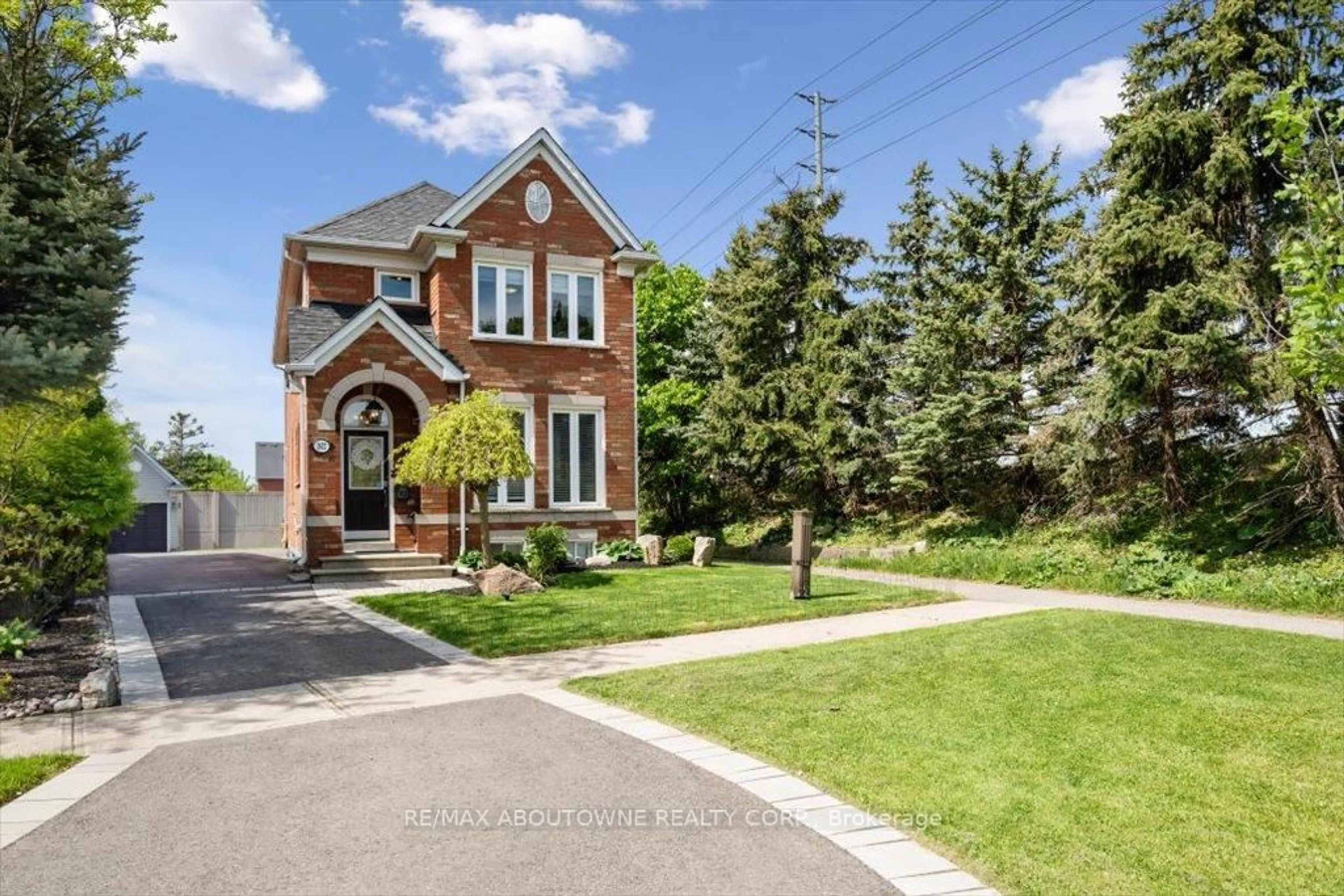 Home with brick exterior material, street for 2622 Ironwood Cres, Oakville Ontario L6H 6L9