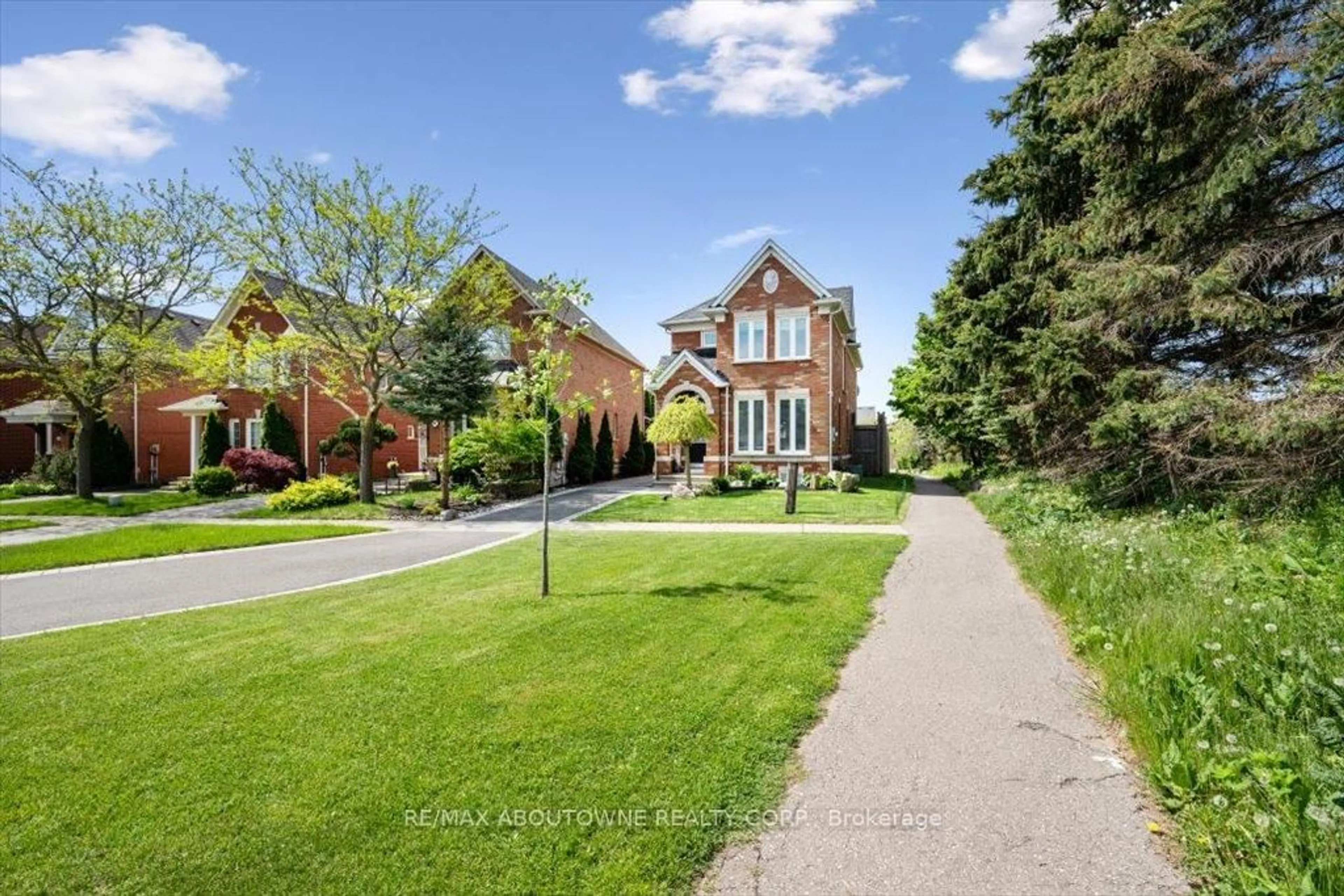 Home with brick exterior material, street for 2622 Ironwood Cres, Oakville Ontario L6H 6L9