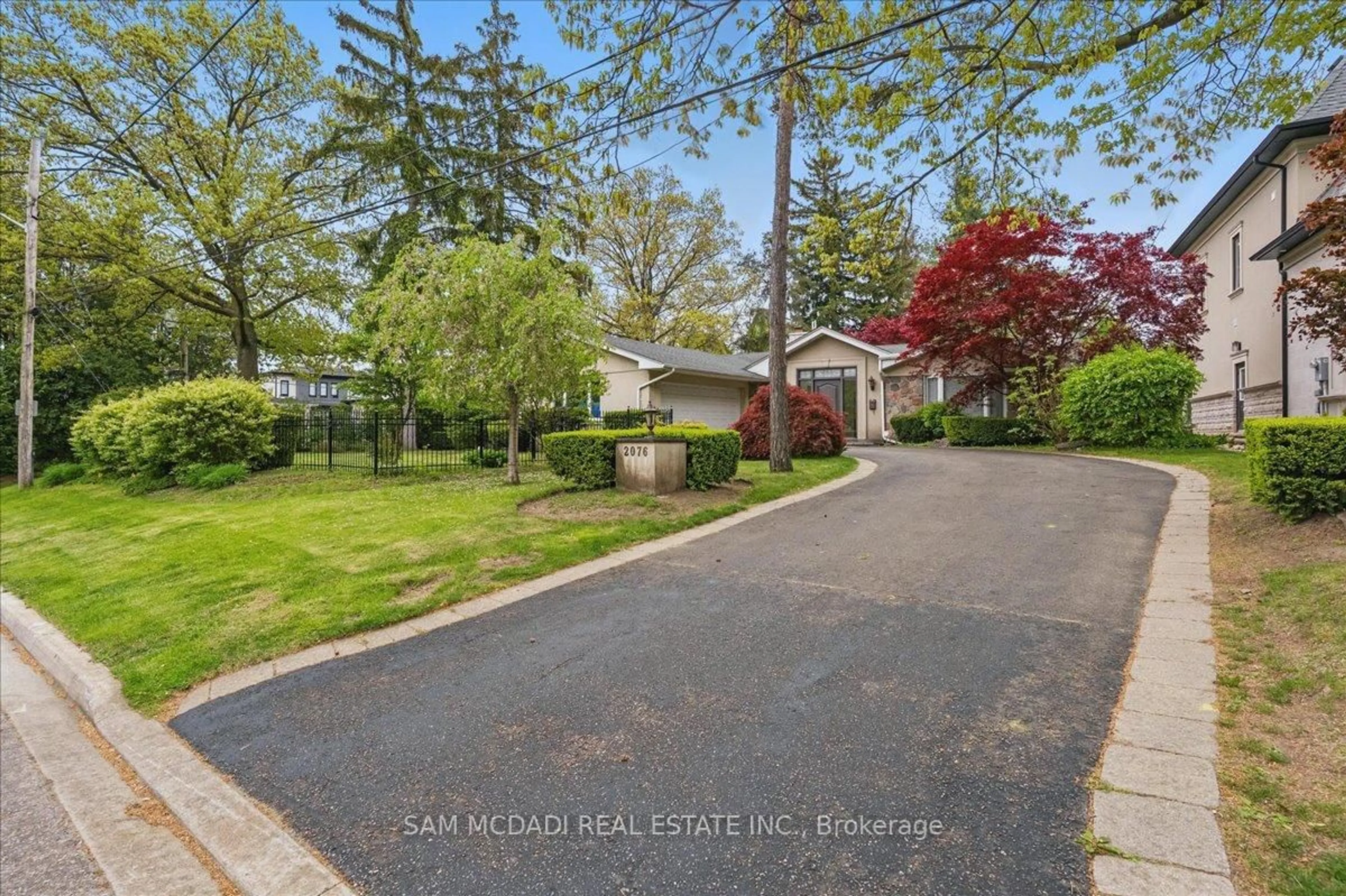 A pic from outside/outdoor area/front of a property/back of a property/a pic from drone, street for 2076 Autumn Breeze Dr, Mississauga Ontario L5B 1R4