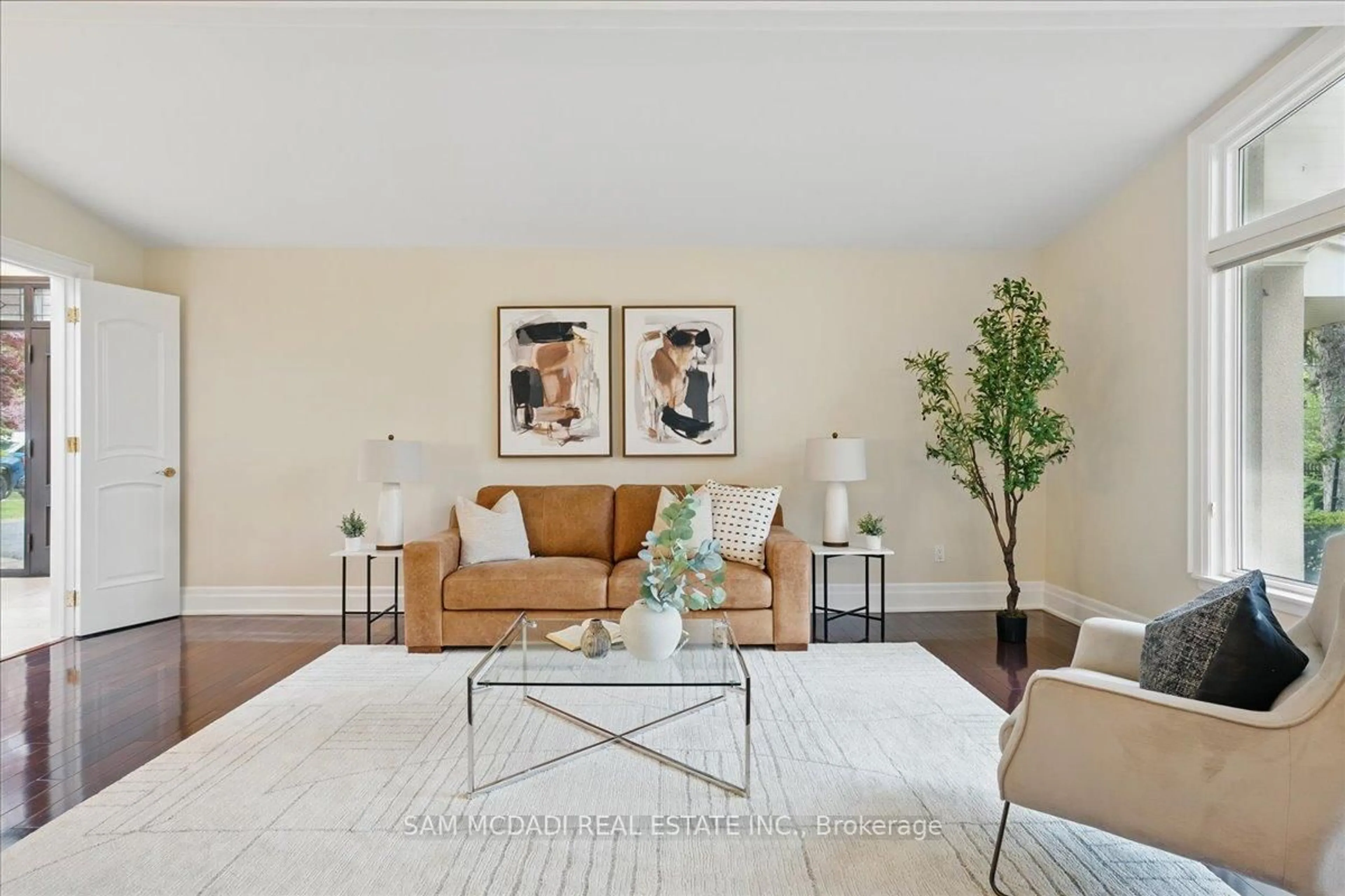 Living room with furniture, unknown for 2076 Autumn Breeze Dr, Mississauga Ontario L5B 1R4