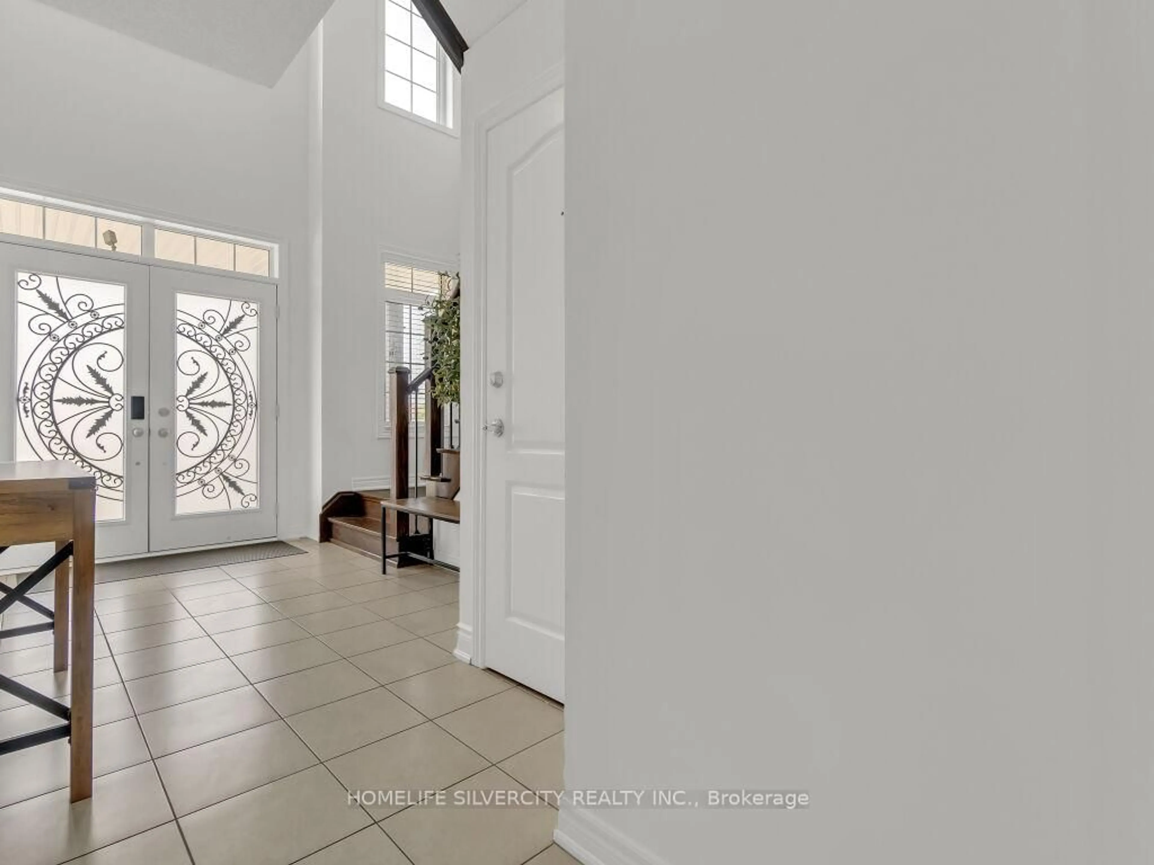 Indoor entryway for 19 Kilkarrin Rd, Brampton Ontario L7A 4C5