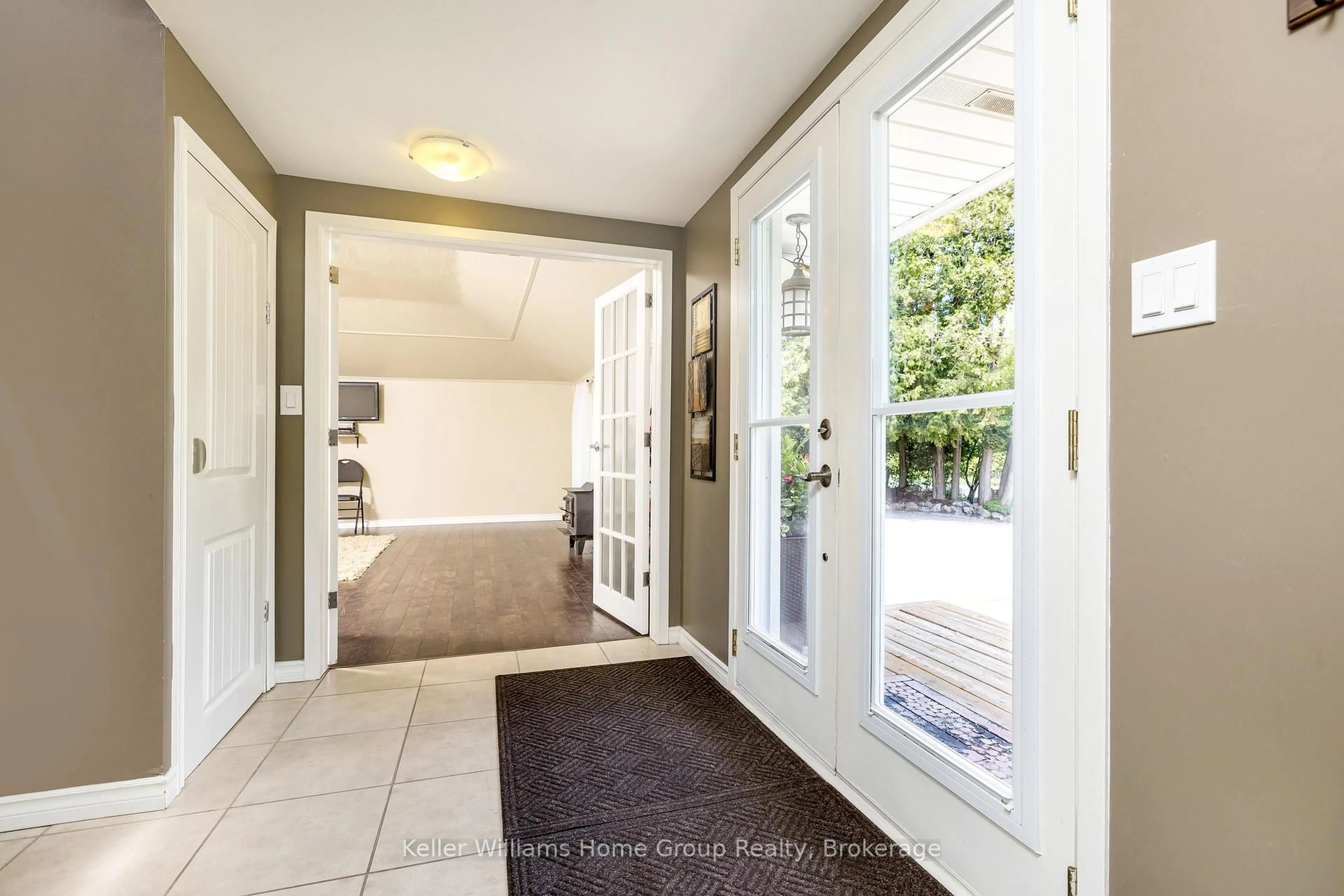 Indoor entryway for 11170 Fifth Line, Milton Ontario N0B 2K0
