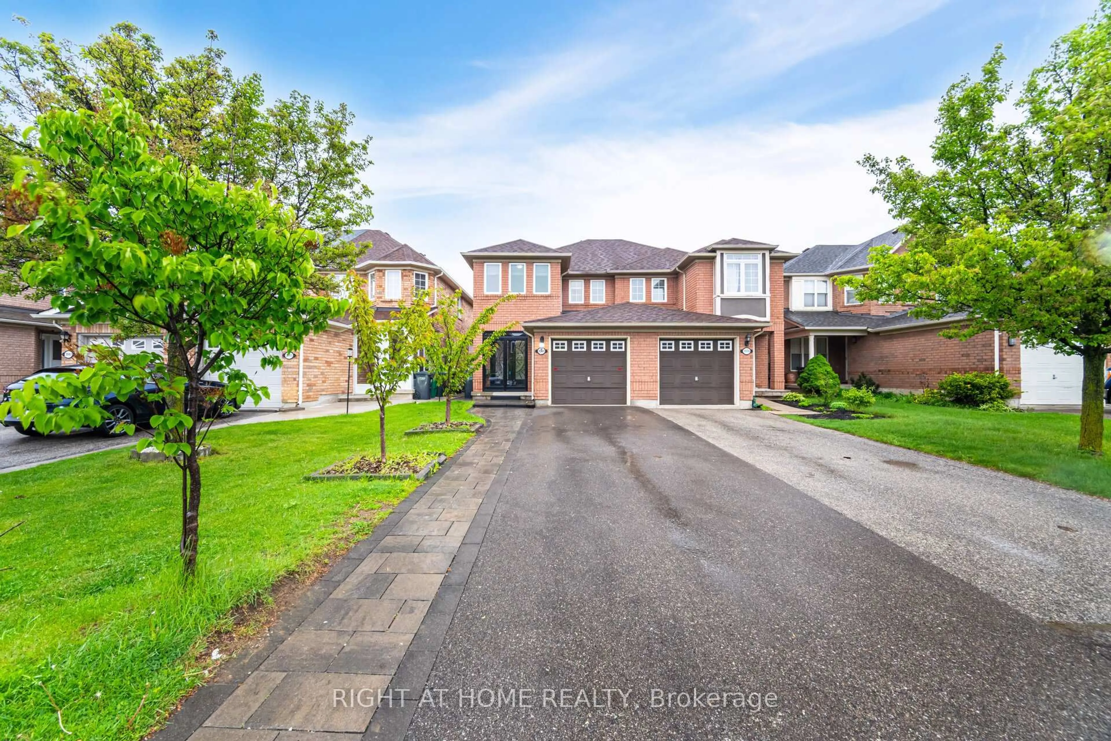 A pic from outside/outdoor area/front of a property/back of a property/a pic from drone, street for 3941 Milkwood Cres, Mississauga Ontario L5N 8H2