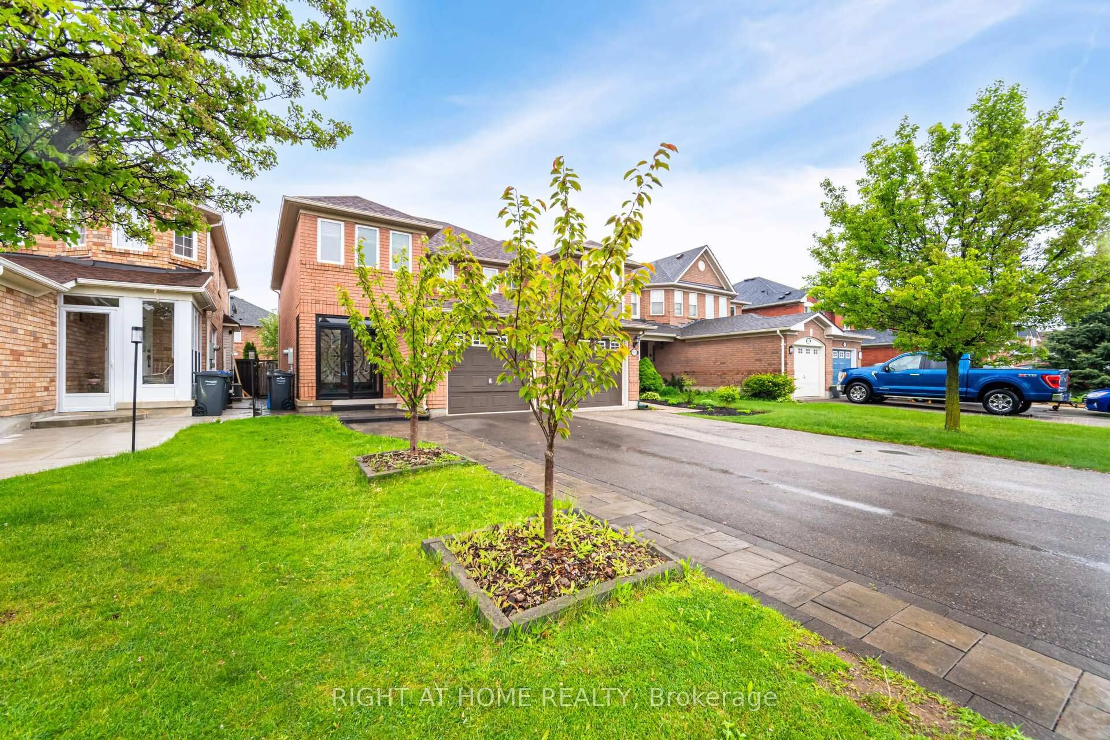 A pic from outside/outdoor area/front of a property/back of a property/a pic from drone, street for 3941 Milkwood Cres, Mississauga Ontario L5N 8H2