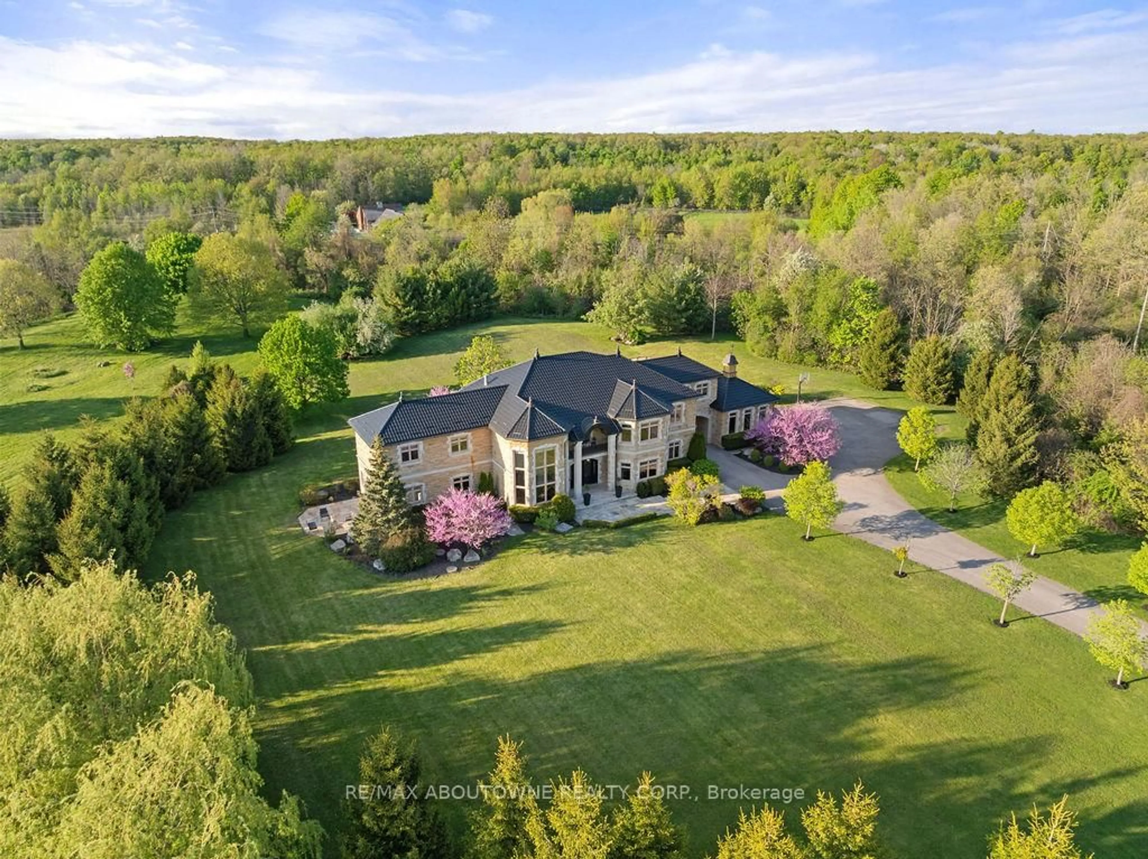 A pic from outside/outdoor area/front of a property/back of a property/a pic from drone, unknown for 2659 2 Side Rd, Burlington Ontario L7M 0T7