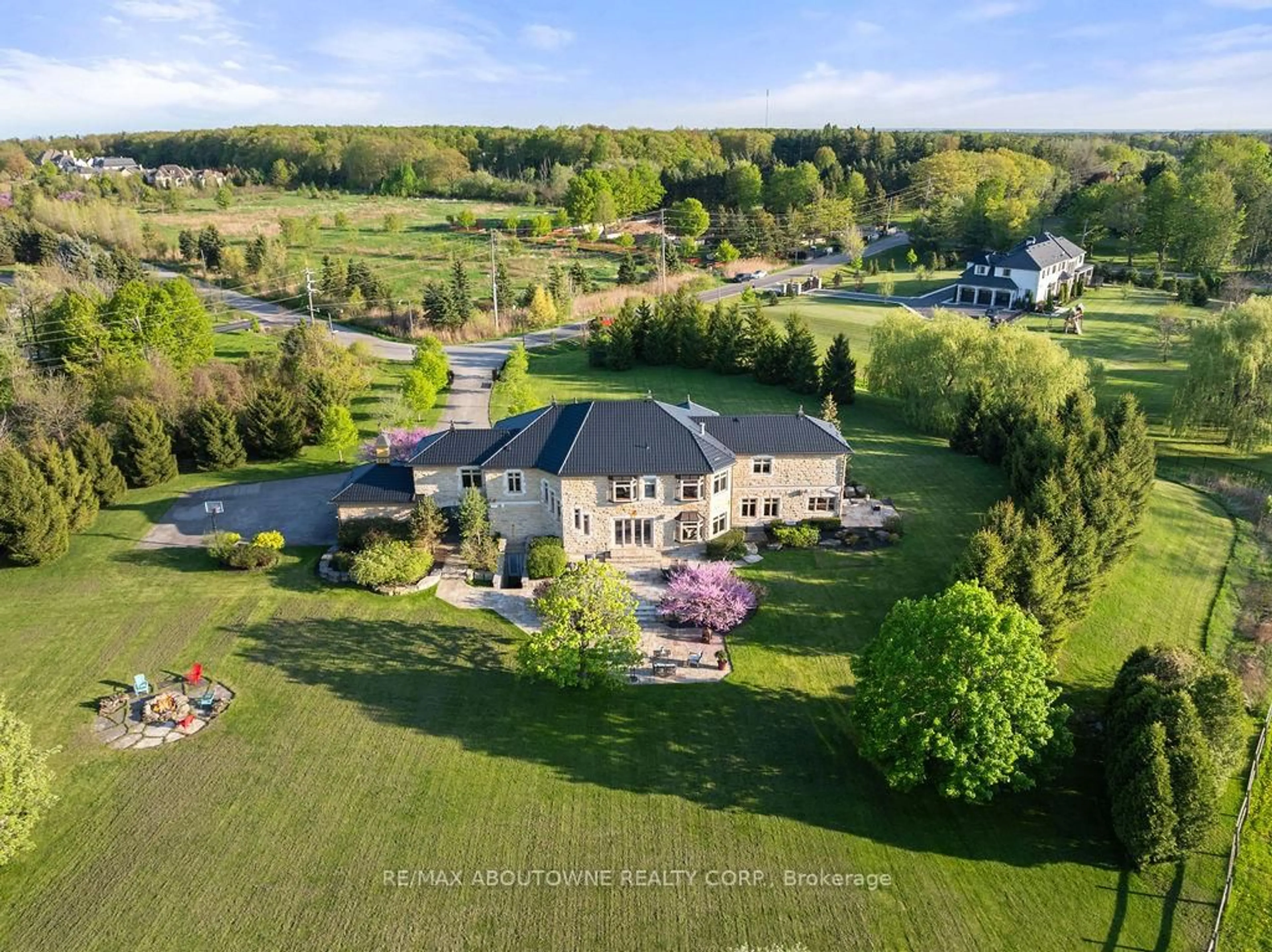A pic from outside/outdoor area/front of a property/back of a property/a pic from drone, mountain view for 2659 2 Side Rd, Burlington Ontario L7M 0T7
