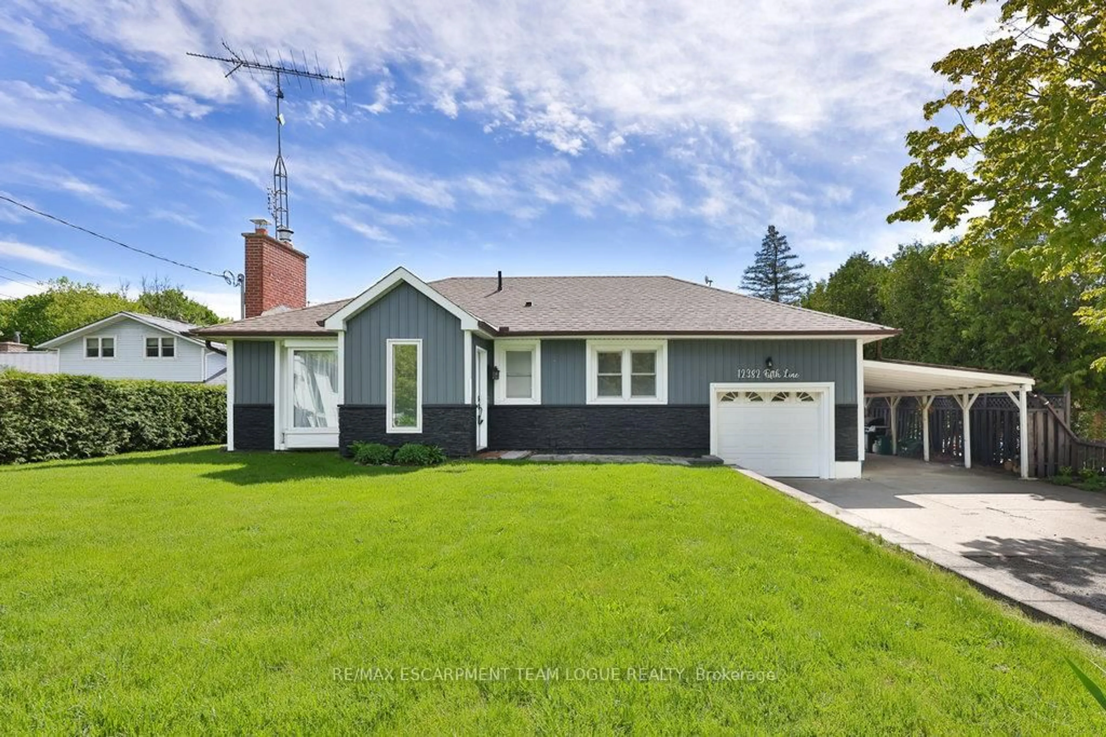 Home with vinyl exterior material, street for 12382 Fifth Line, Halton Hills Ontario L0P 1H0