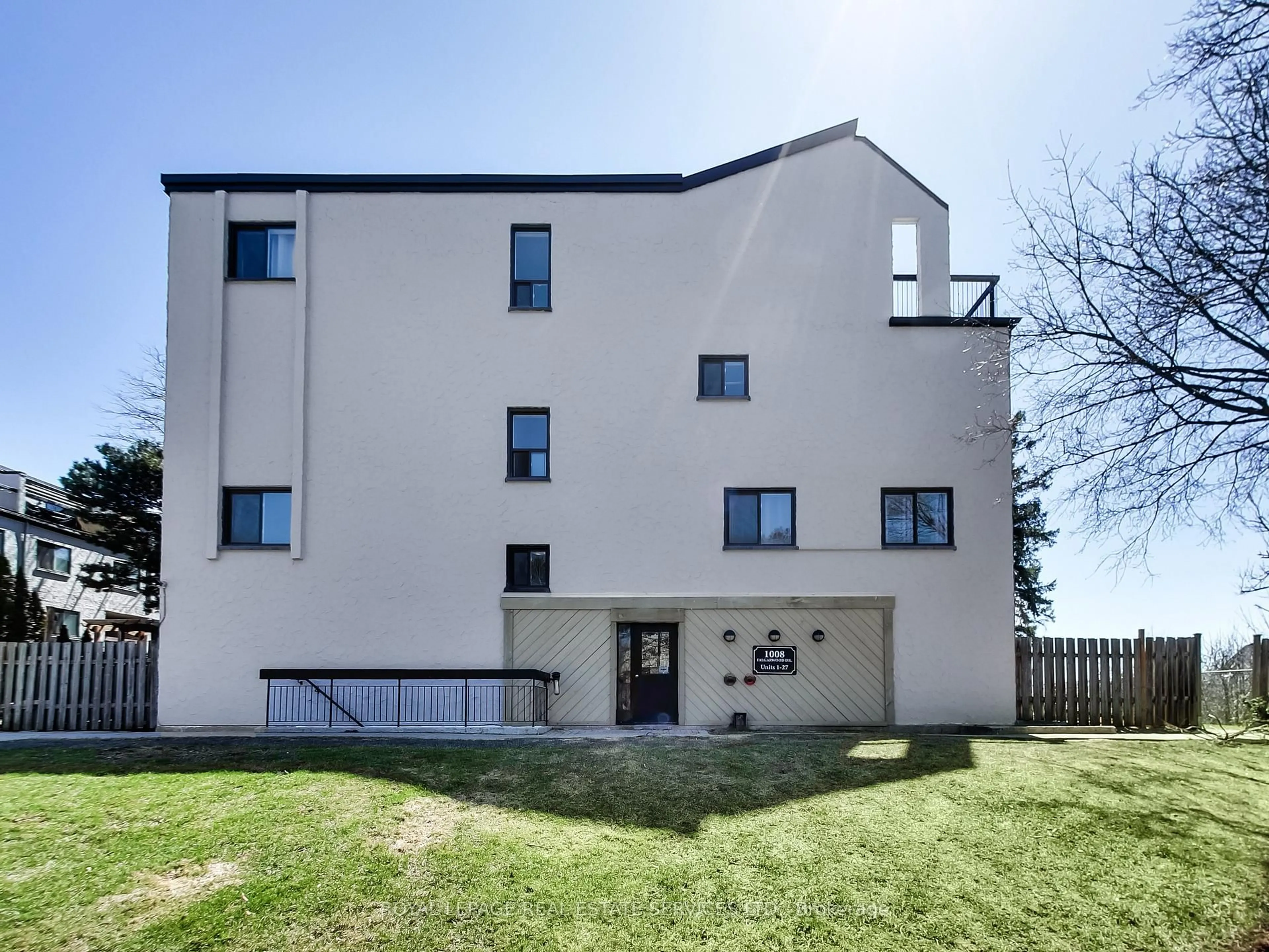 A pic from outside/outdoor area/front of a property/back of a property/a pic from drone, building for 1008 Falgarwood Dr #5, Oakville Ontario L6H 2P5