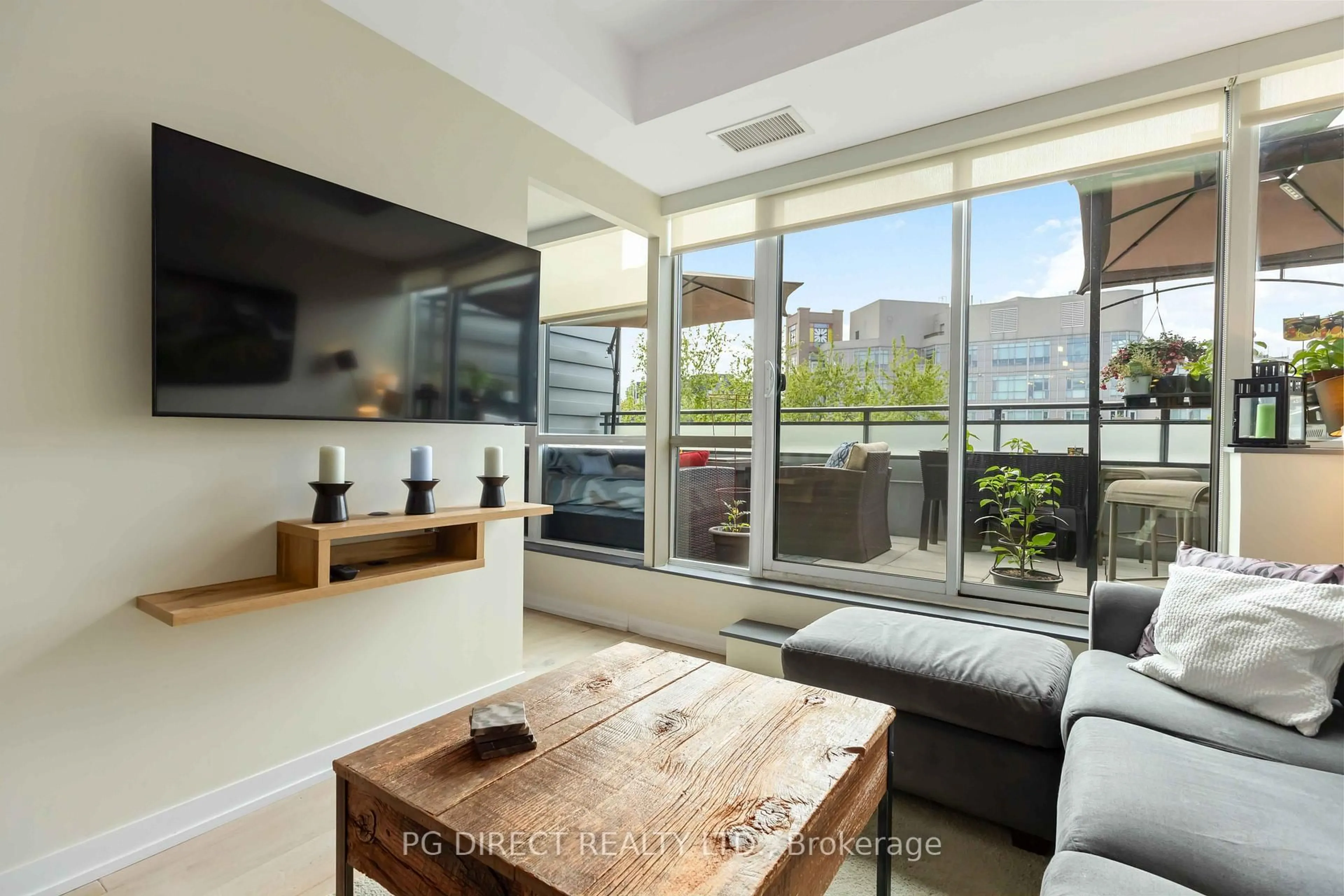 Living room with furniture, unknown for 38 Howard Park Ave #622, Toronto Ontario M6R 0A7