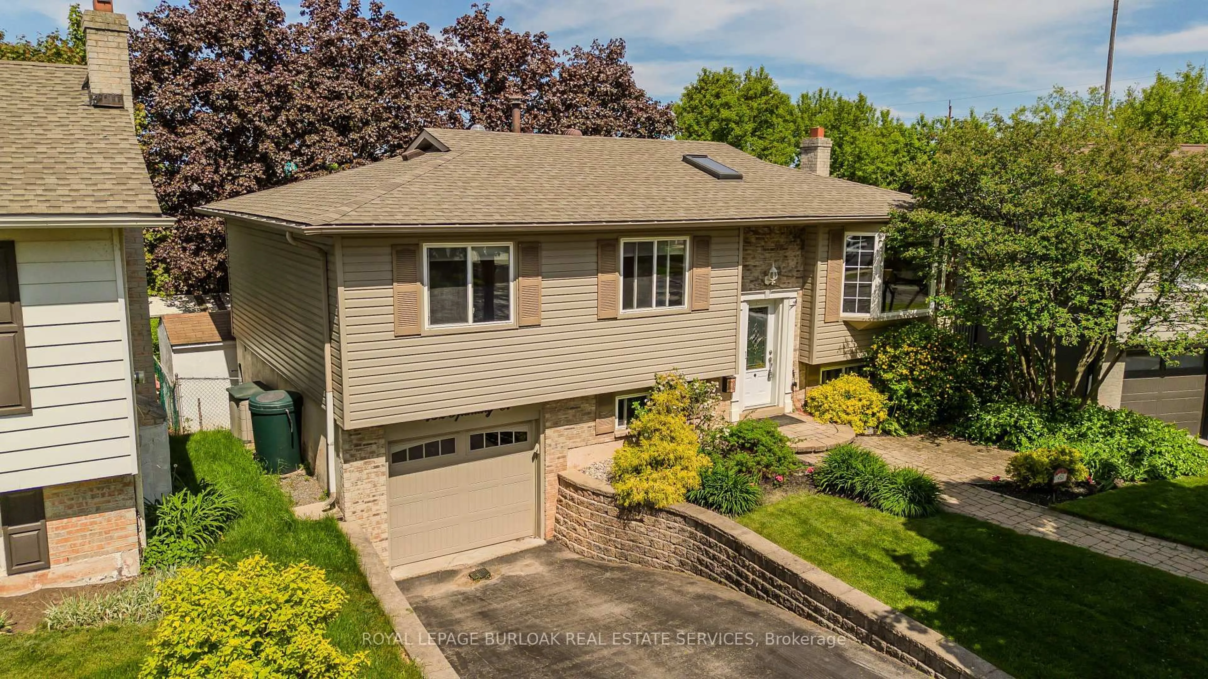 A pic from outside/outdoor area/front of a property/back of a property/a pic from drone, street for 452 Sparling Cres, Burlington Ontario L7L 5J4